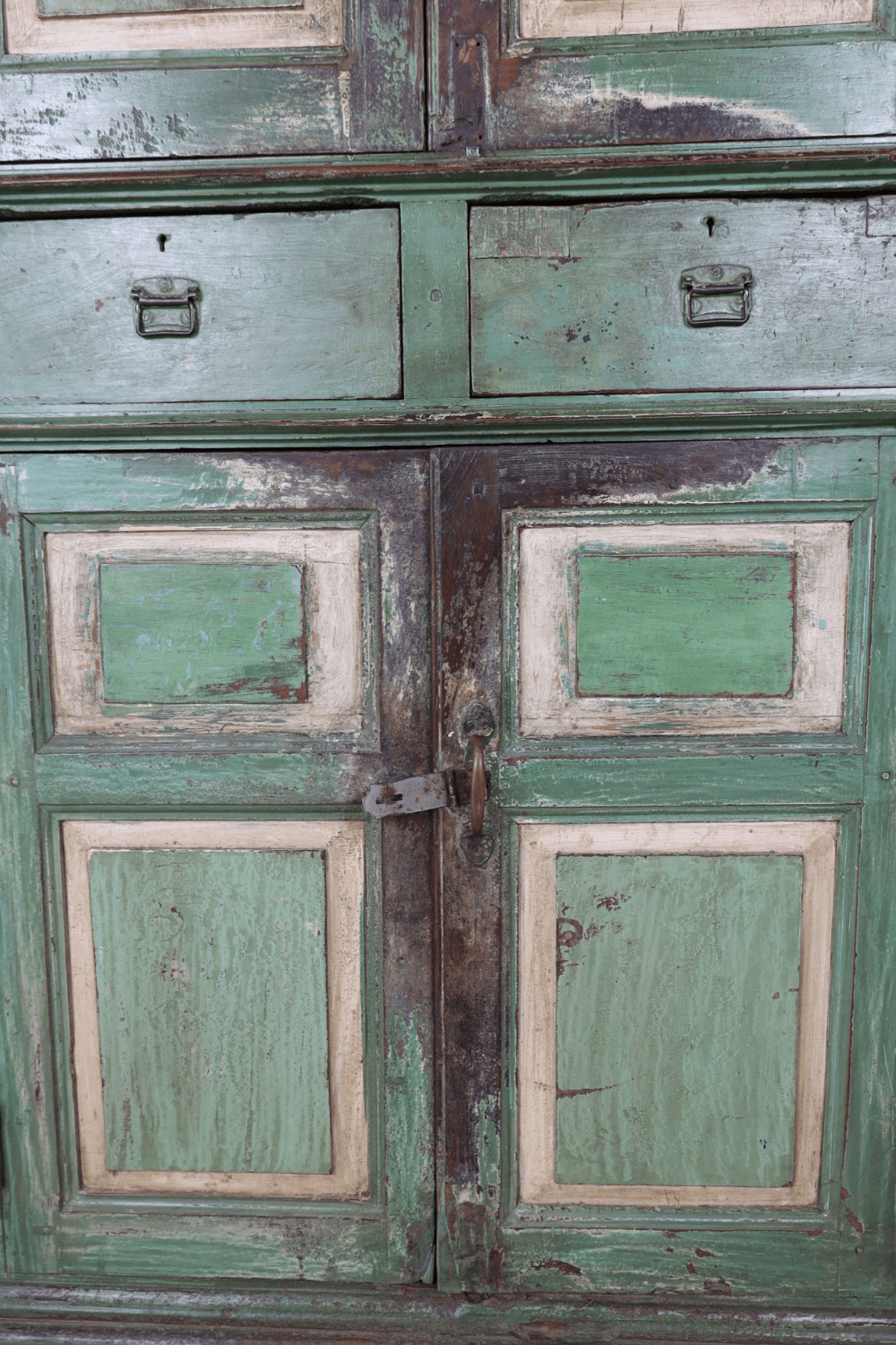 Groene gekleurde antieke kast uit india 113x42x198 cm