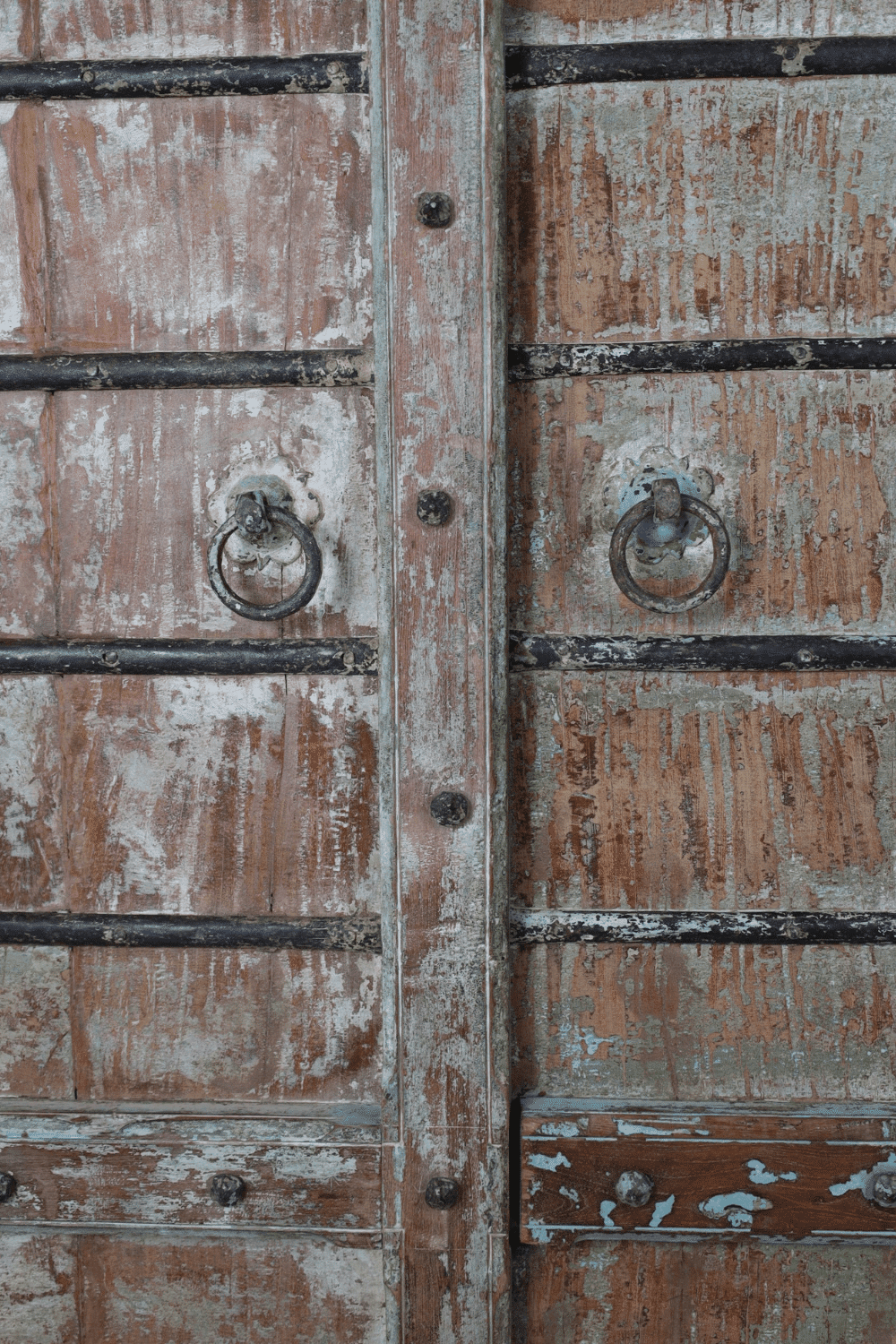 indiase opbergkast met oude deuren gekleurd