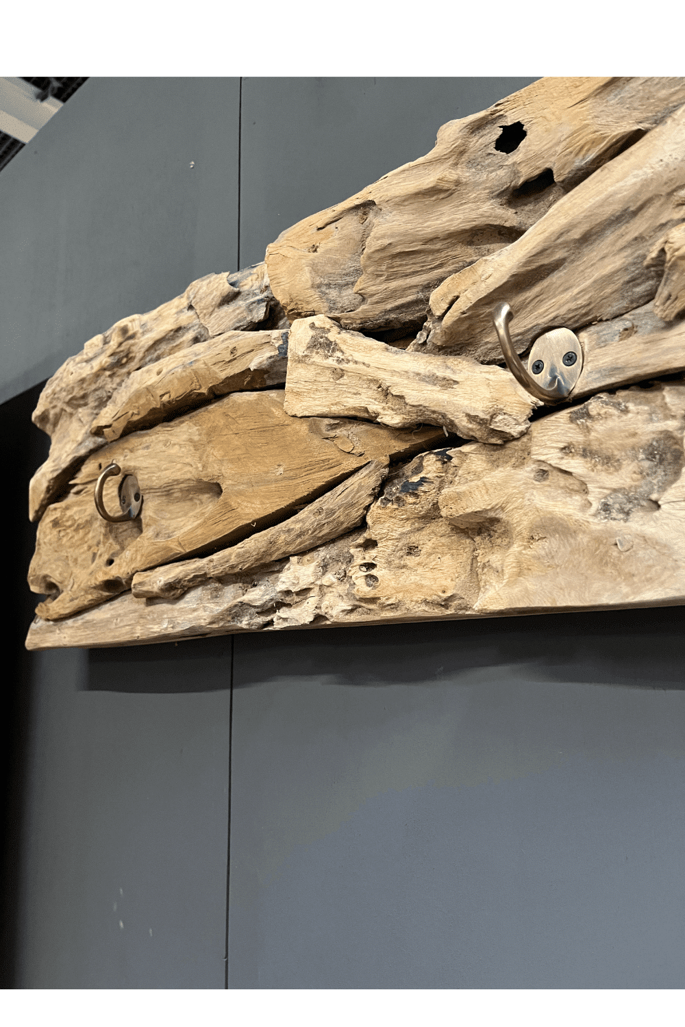 grove stoere hangende kapstok plank met 4 haken Kapstok wortel teak 130x25x5 cm