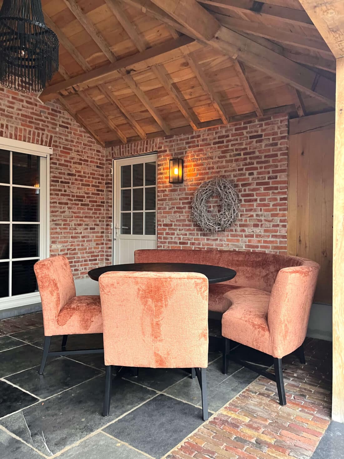 oranje gestoffeerde ronde eetkamerbank 240 cm met stoelen oranje gestoffeerde ronde eetkamerbank 240 cm met stoelen