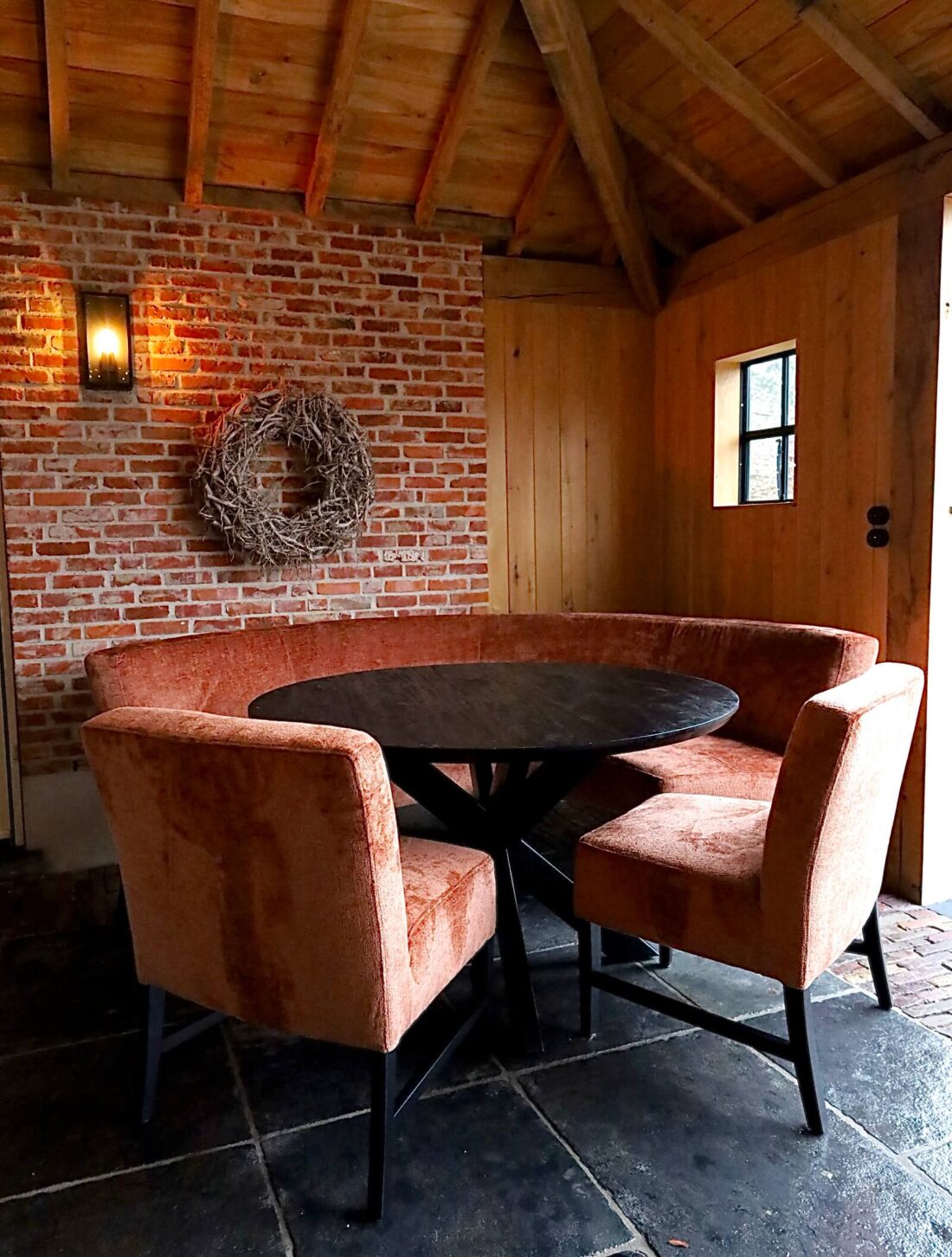 eetkamerbank voor aan een ronde tafel eetkamerbank voor aan een ronde tafel