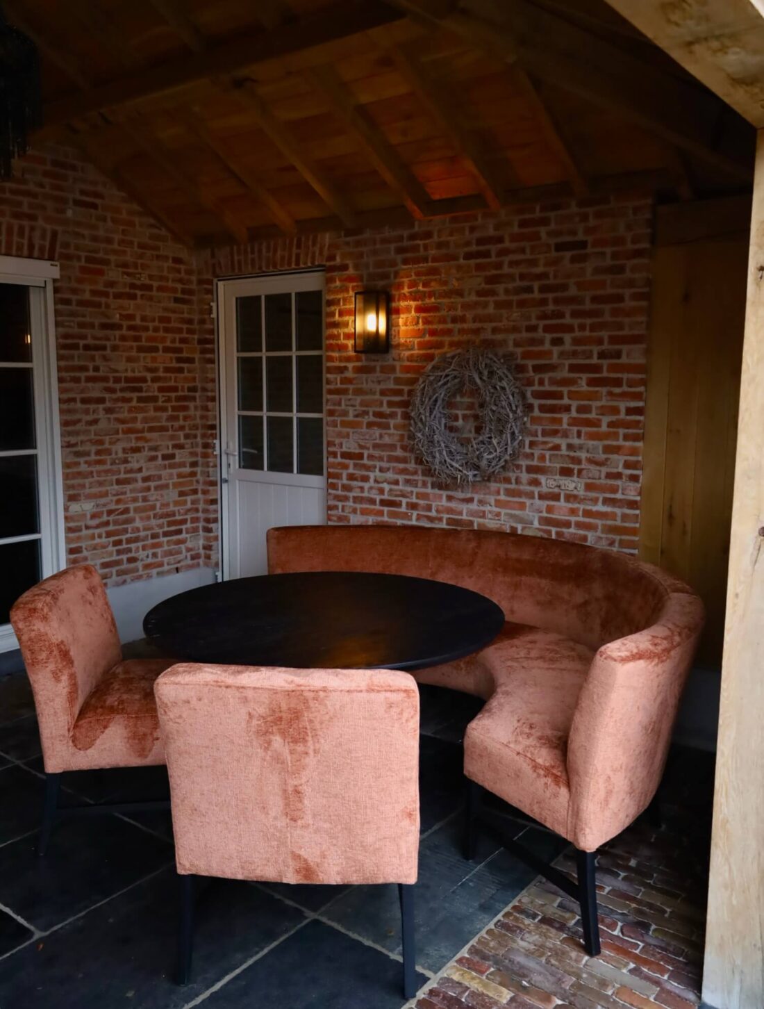 eetkamerbank voor aan een ronde tafel eetkamerbank voor aan een ronde tafel