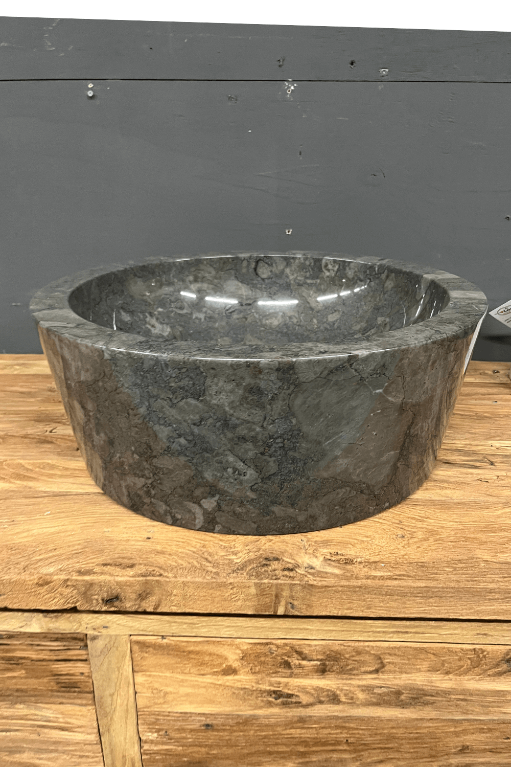 Grijze marmeren wasbak in de vorm van een cilinder 40x40x15 cm