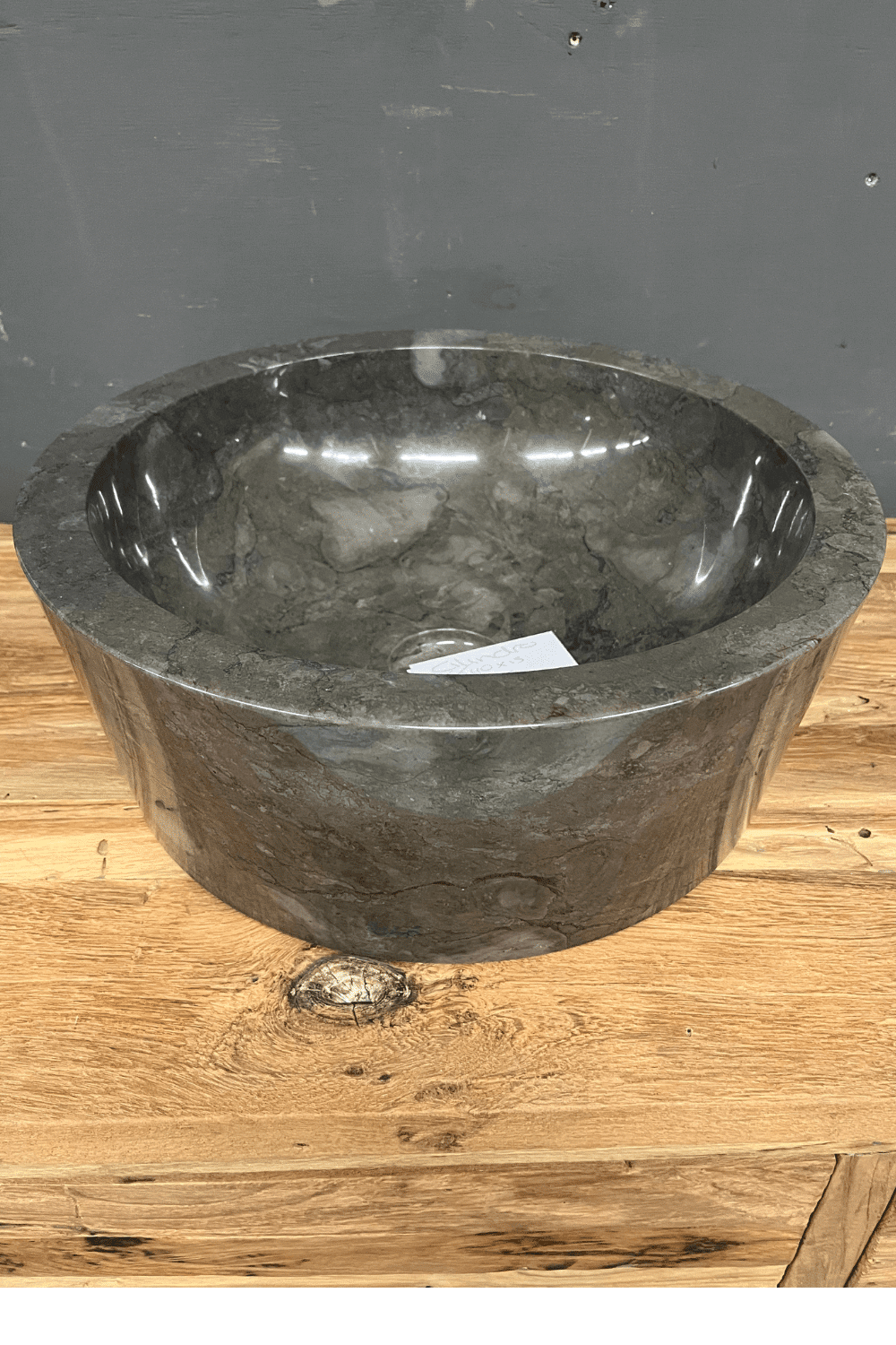 Grijze marmeren wasbak in de vorm van een cilinder 40x40x15 cm