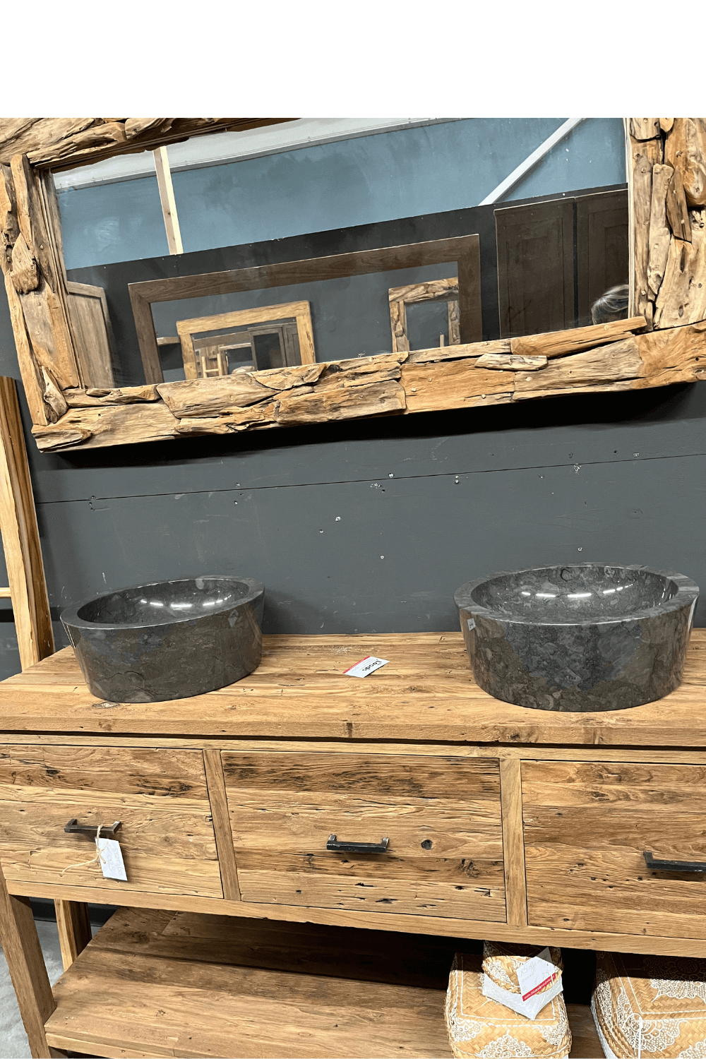 Grijze marmeren wasbak in de vorm van een cilinder 40x40x15 cm