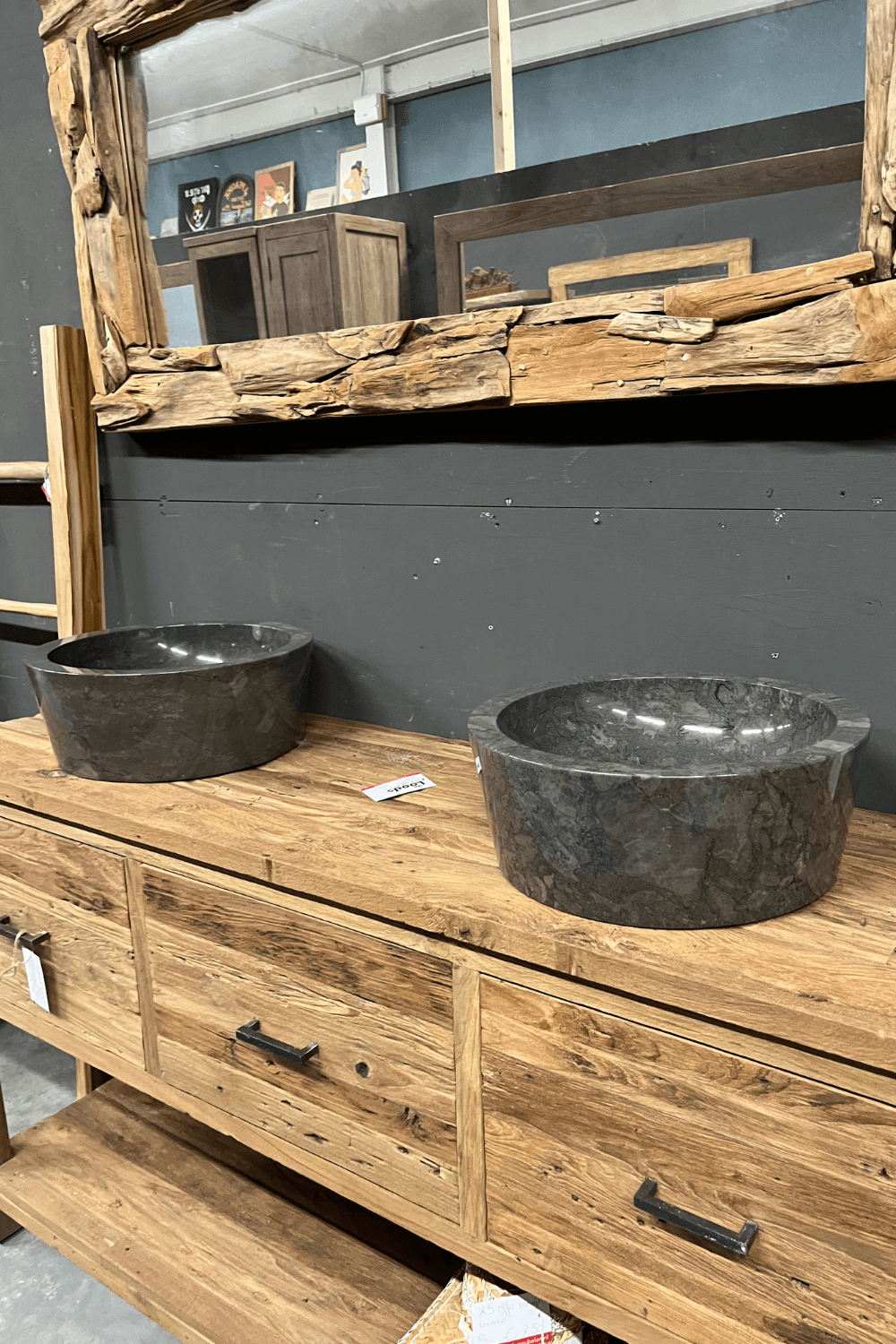 Grijze marmeren wasbak in de vorm van een cilinder 40x40x15 cm