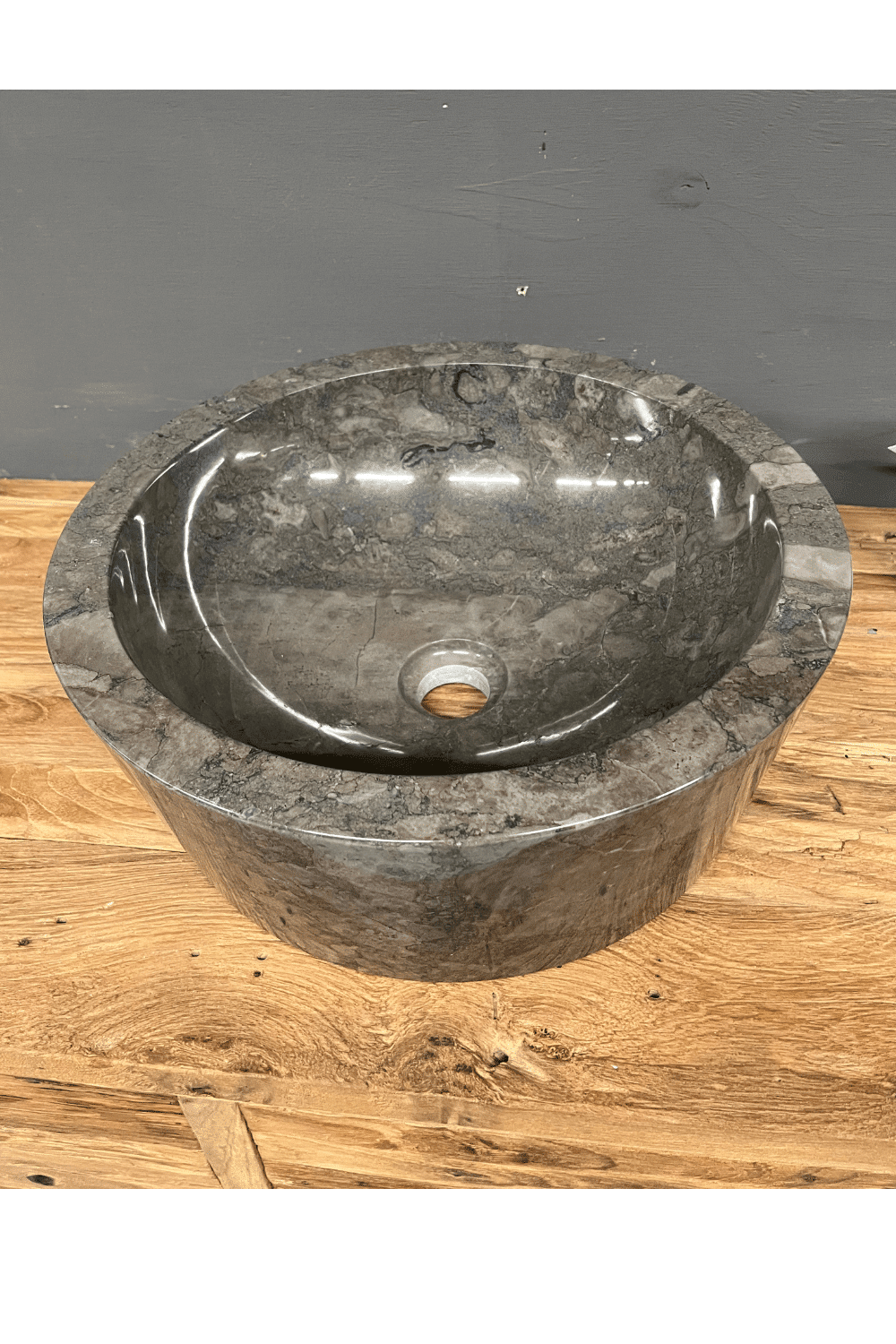 Grijze marmeren wasbak in de vorm van een cilinder 40x40x15 cm