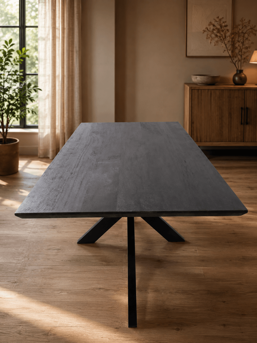 Zwarte houten eettafel met spinpoot 220 cm Zwarte houten eettafel met spinpoot 220 cm