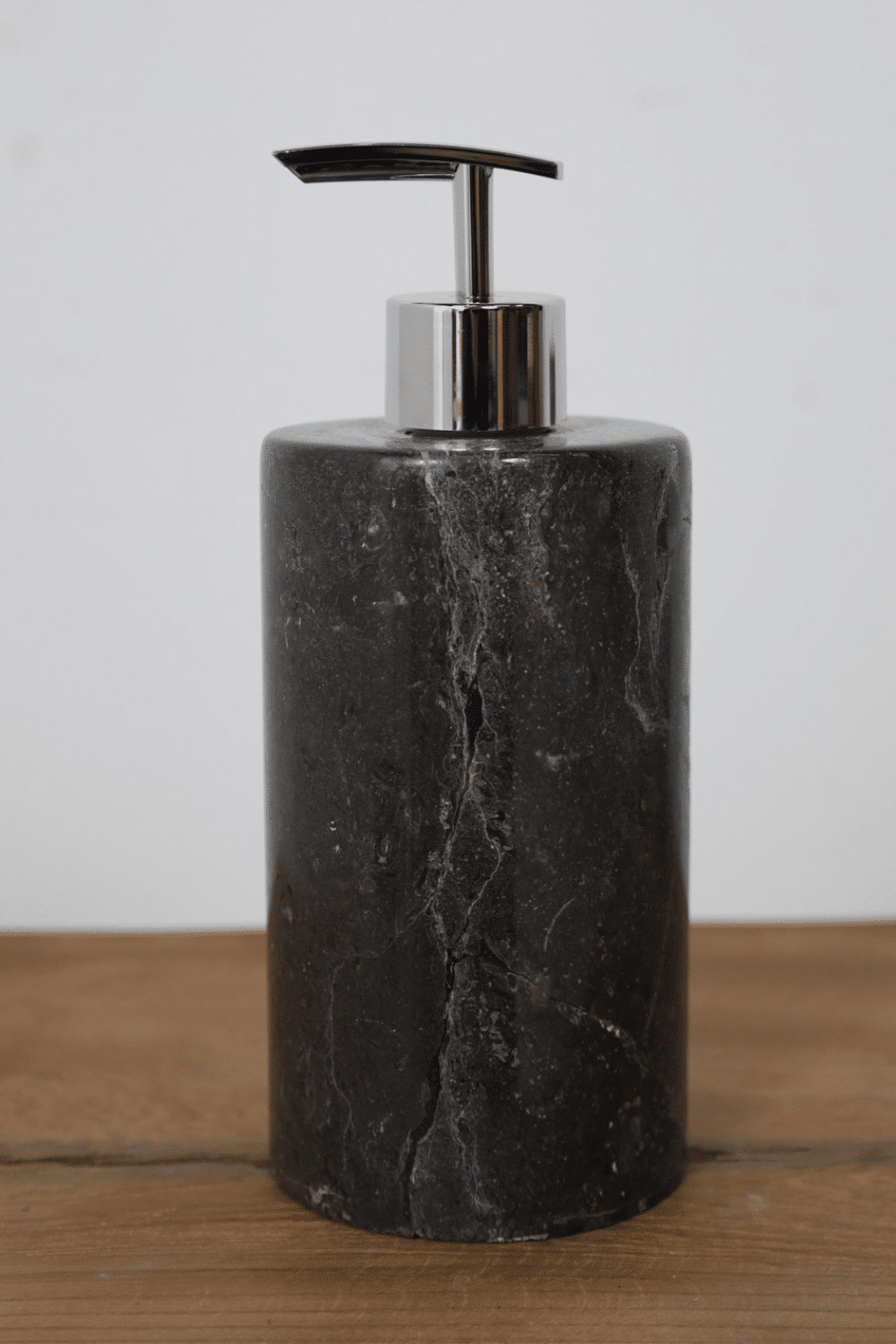 Donker grijs marmer zeeppompje