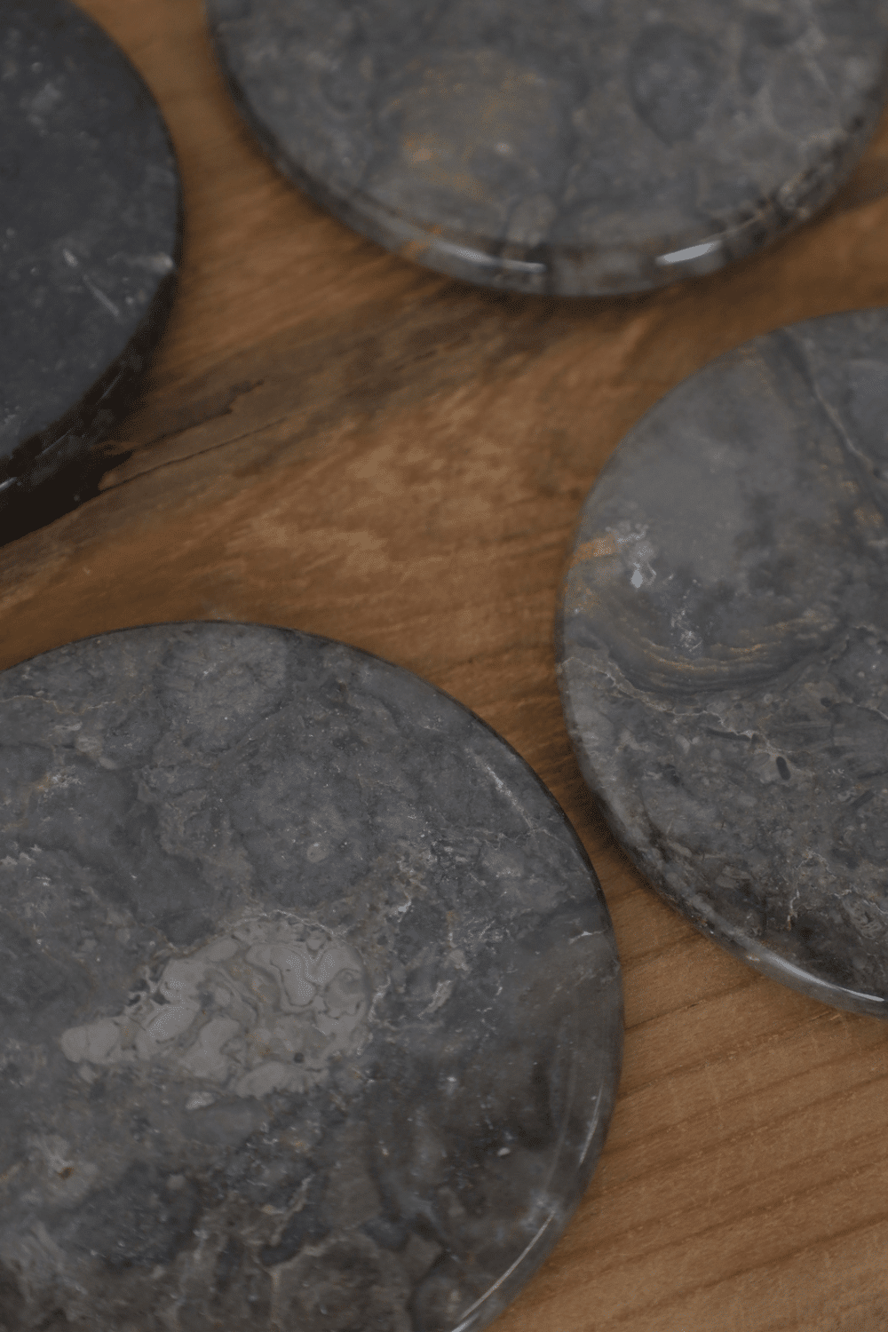 Donker grijze marmere onderzetters met houder