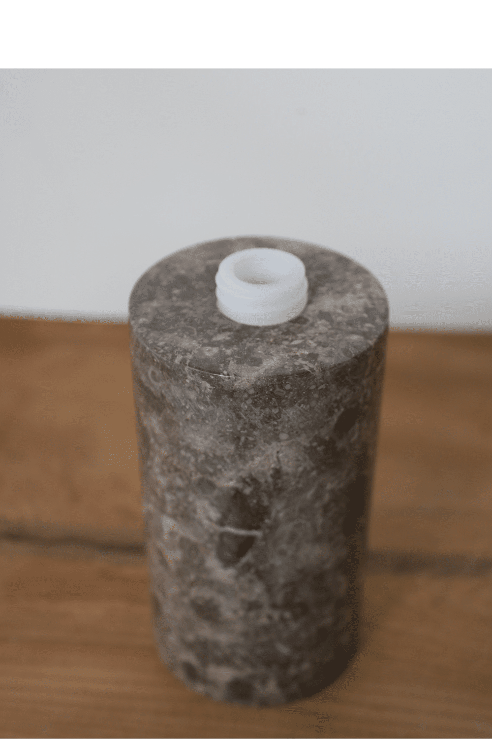 Grijs marmer zeeppompje