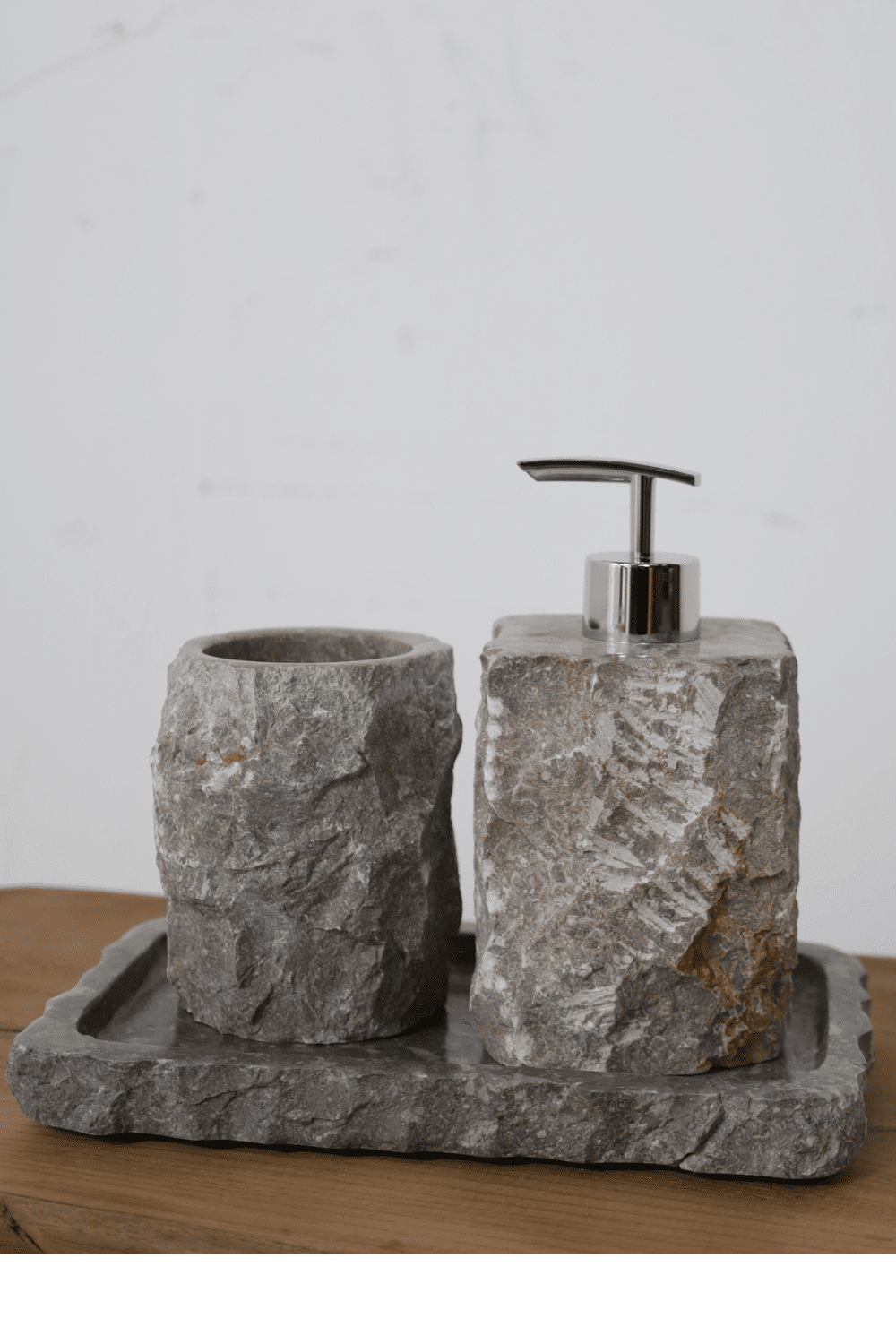 Ruw grijs marmer zeeppompje set met beker en plateau 1