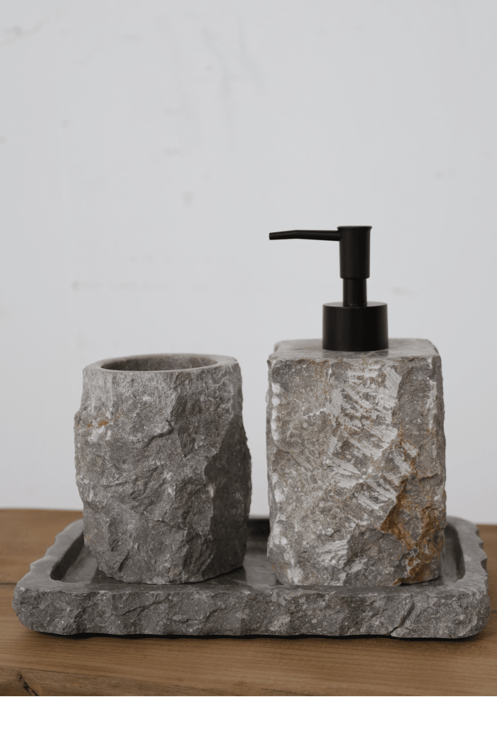 Ruw grijs marmer zeeppompje set met beker en plateau 1