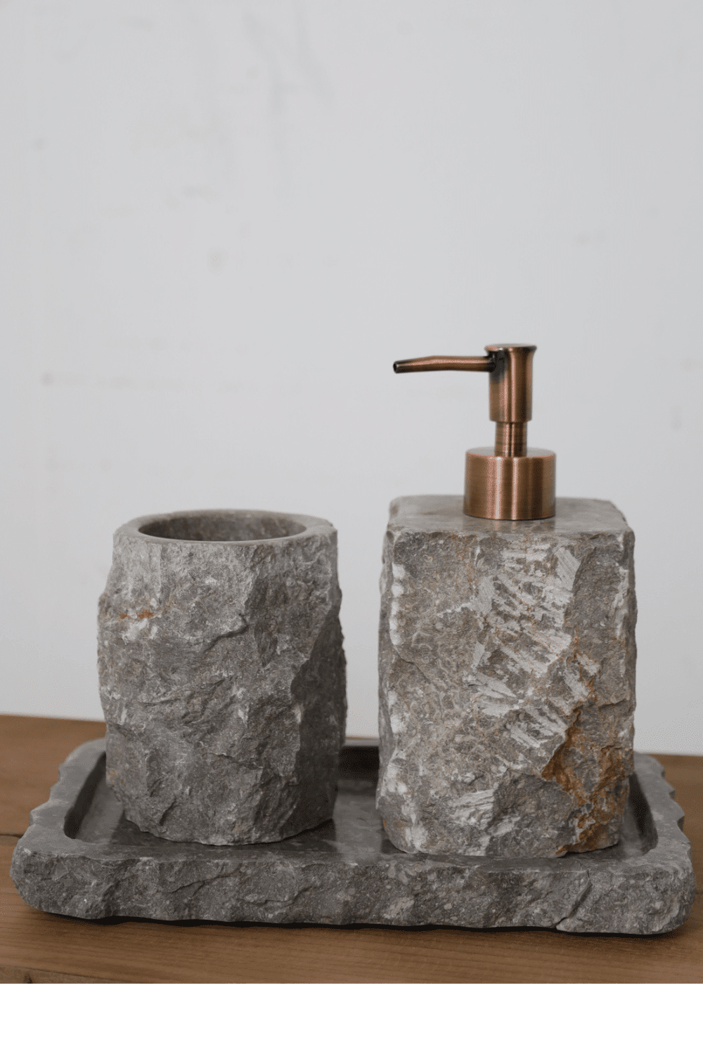 Ruw grijs marmer zeeppompje set met beker en plateau 1