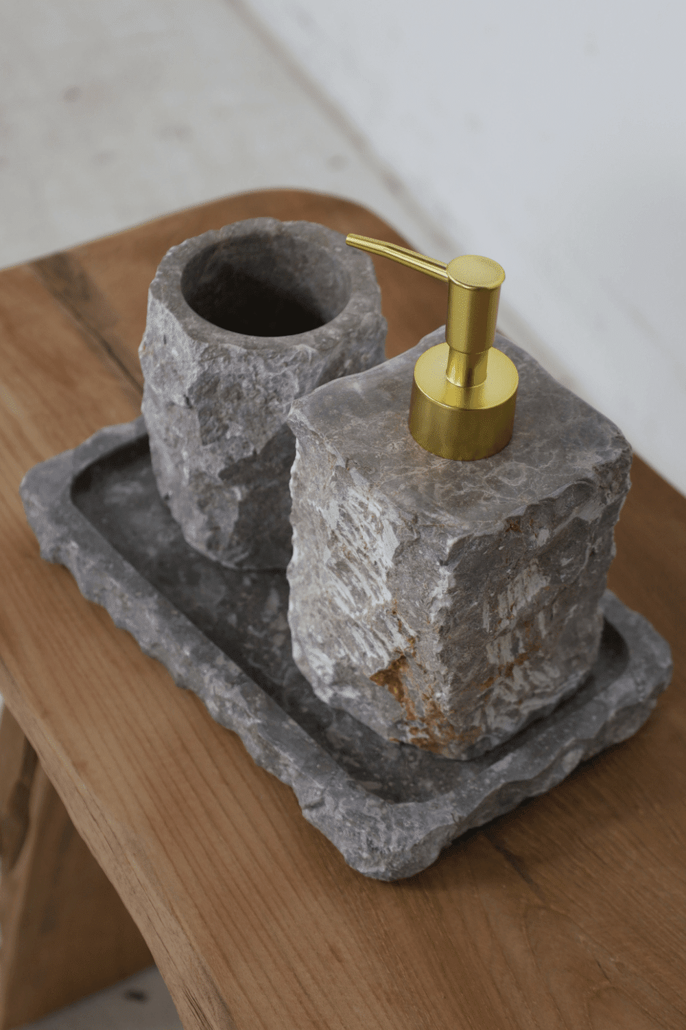 Ruw grijs marmer zeeppompje set met beker en plateau 1