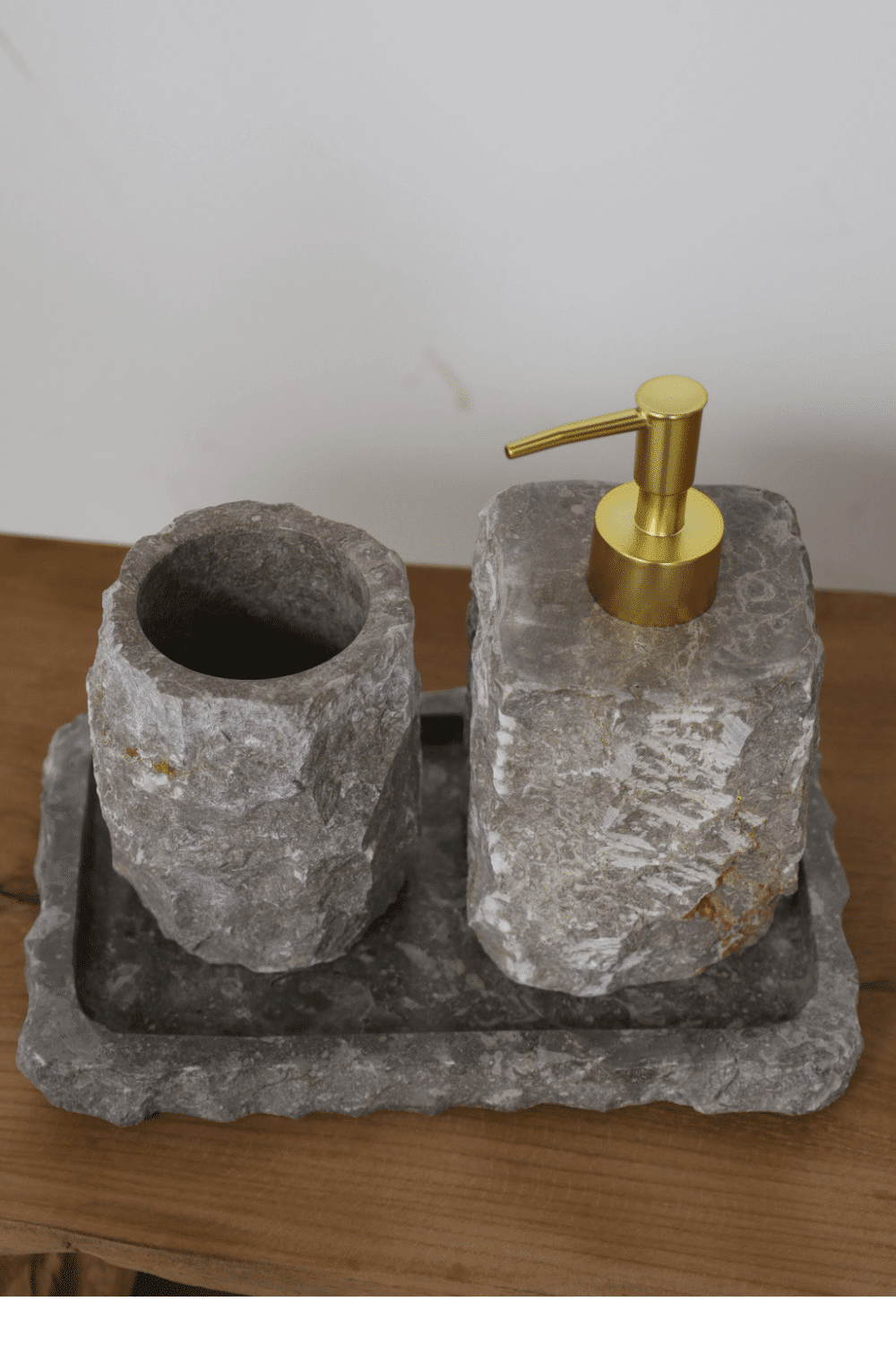 Ruw grijs marmer zeeppompje set met beker en plateau 1