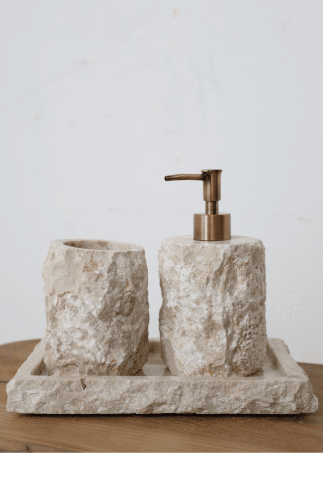 Ruw wit marmer zeeppompje set met beker en plateau