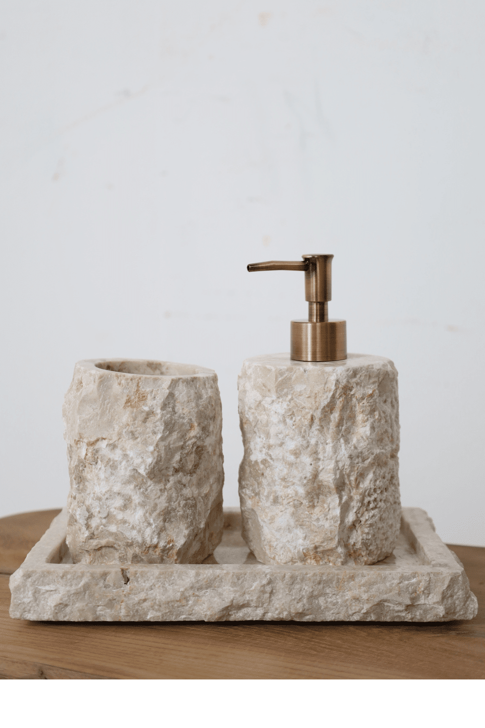 Ruw wit marmer zeeppompje set met beker en plateau