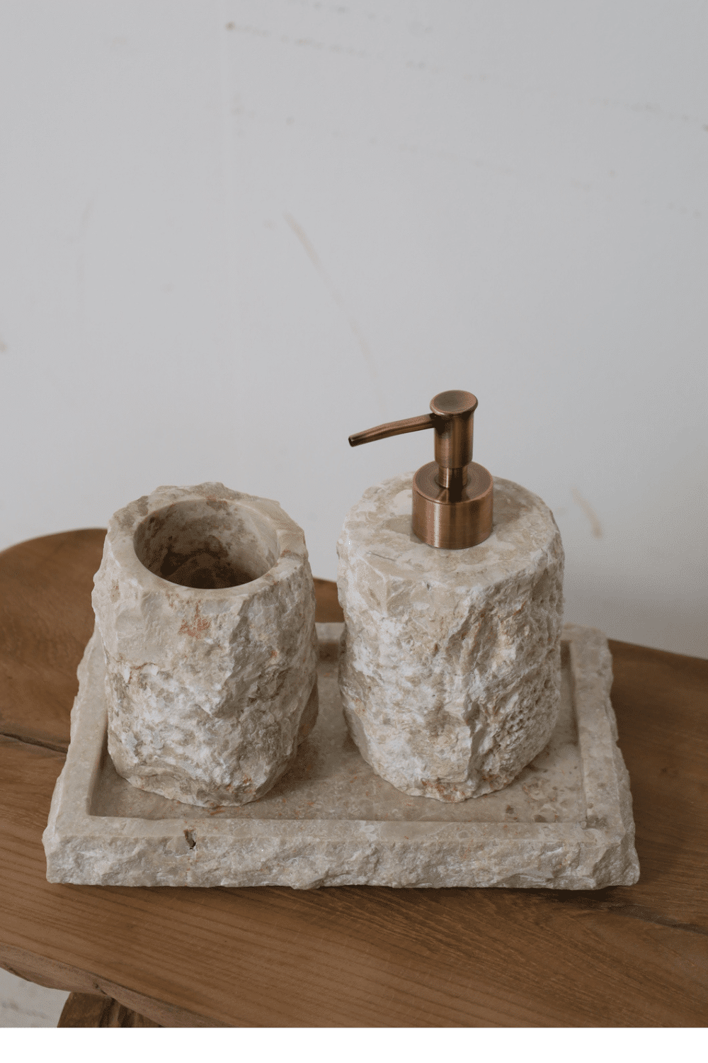 Ruw wit marmer zeeppompje set met beker en plateau