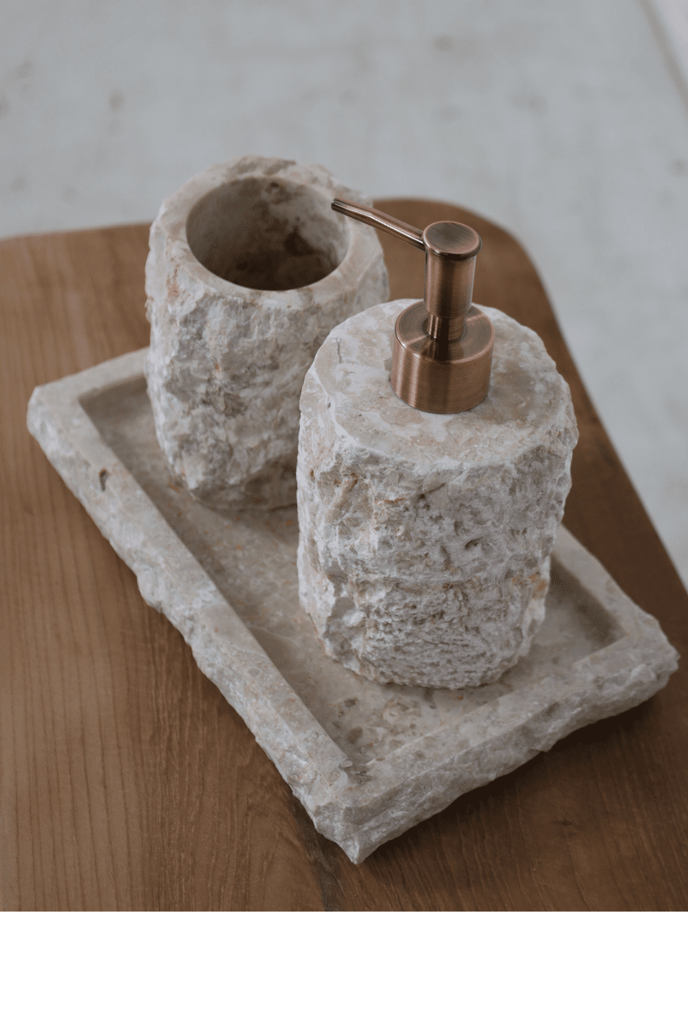 Ruw wit marmer zeeppompje set met beker en plateau