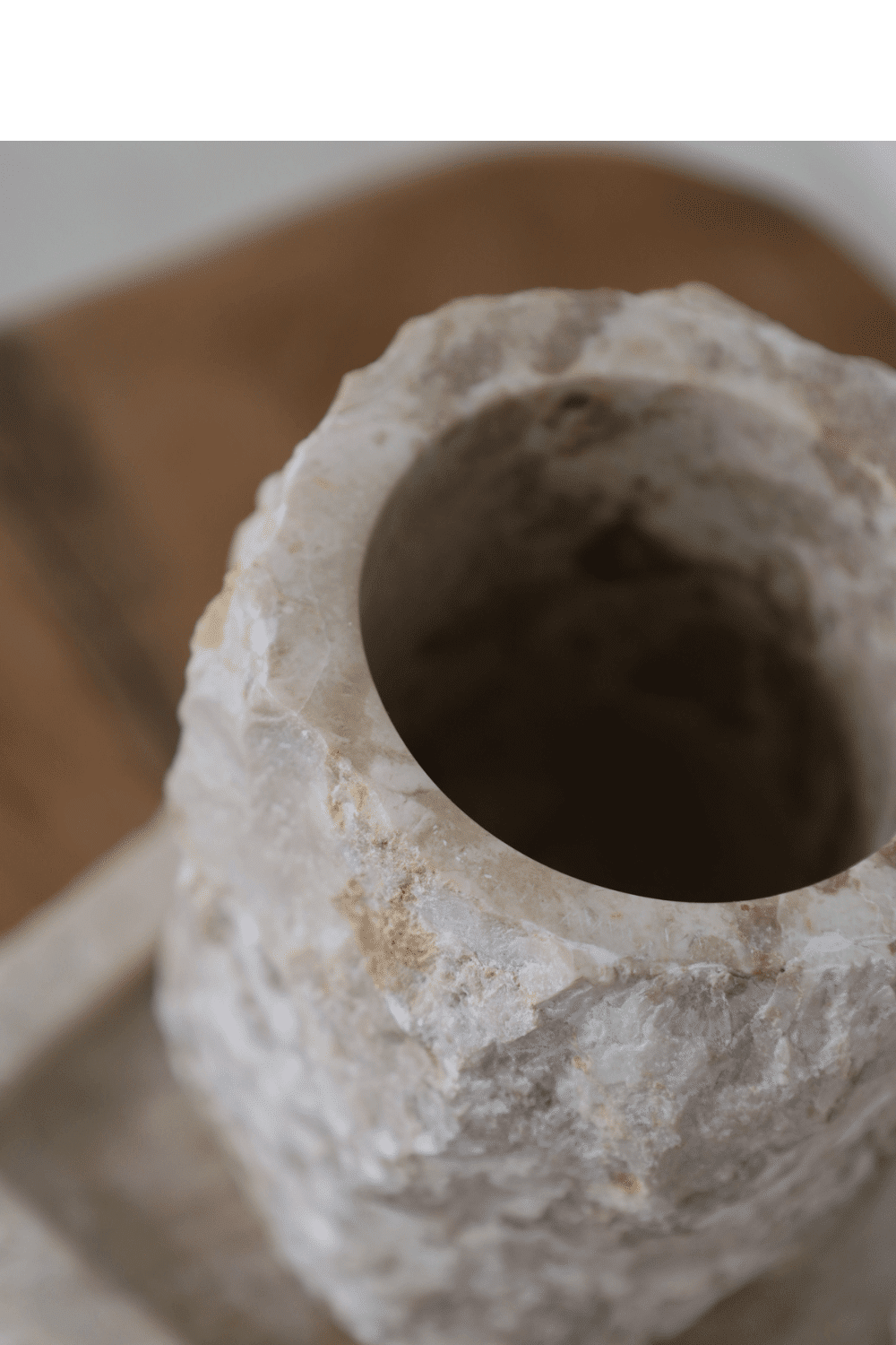 Ruw wit marmer zeeppompje set met beker en plateau