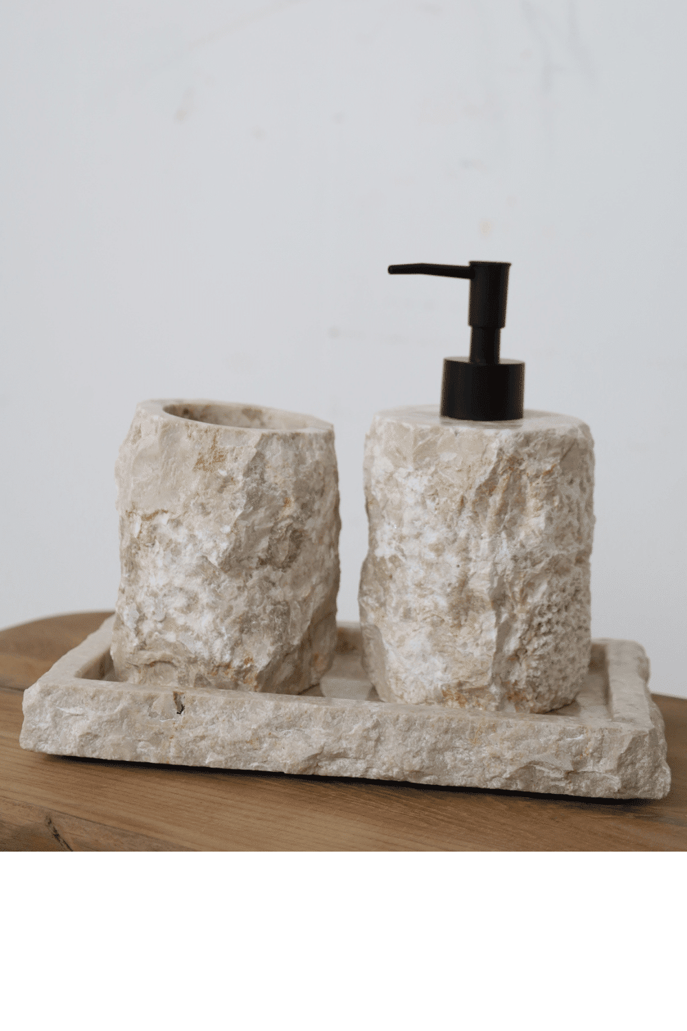 Ruw wit marmer zeeppompje set met beker en plateau