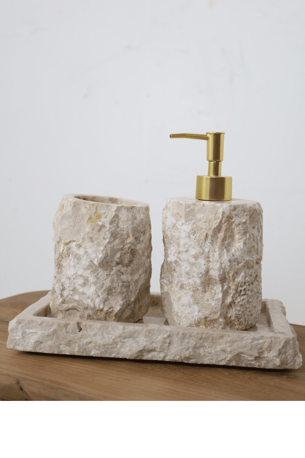 Ruw wit marmer zeeppompje set met beker en plateau