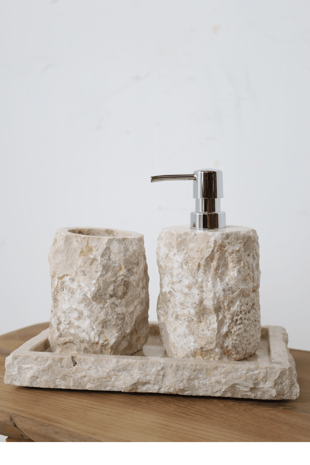 Ruw wit marmer zeeppompje set met beker en plateau