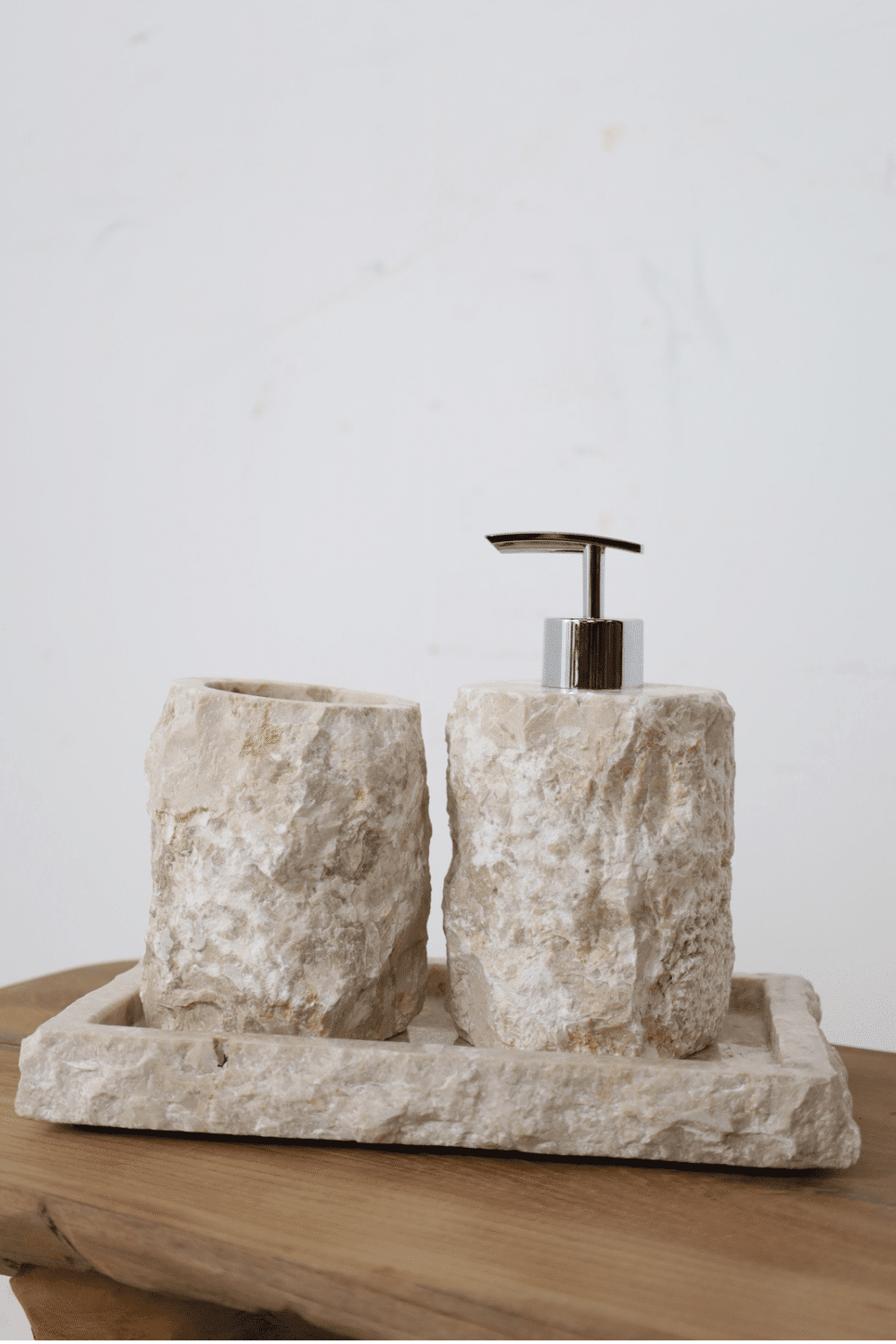 Ruw wit marmer zeeppompje set met beker en plateau