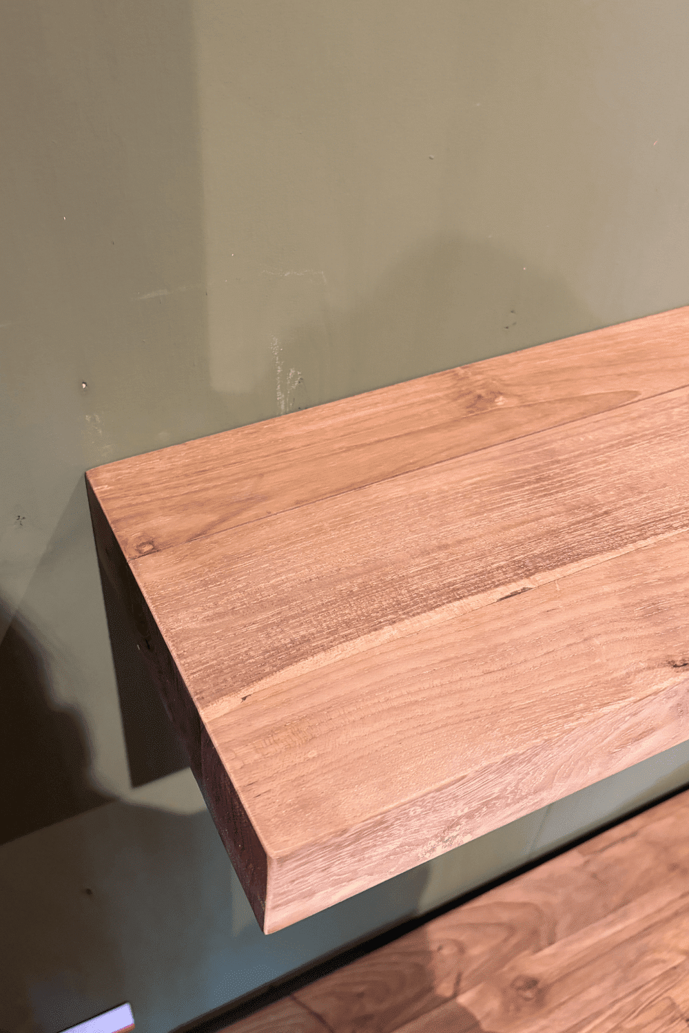 Teak houten plank zwevend zonder beugels