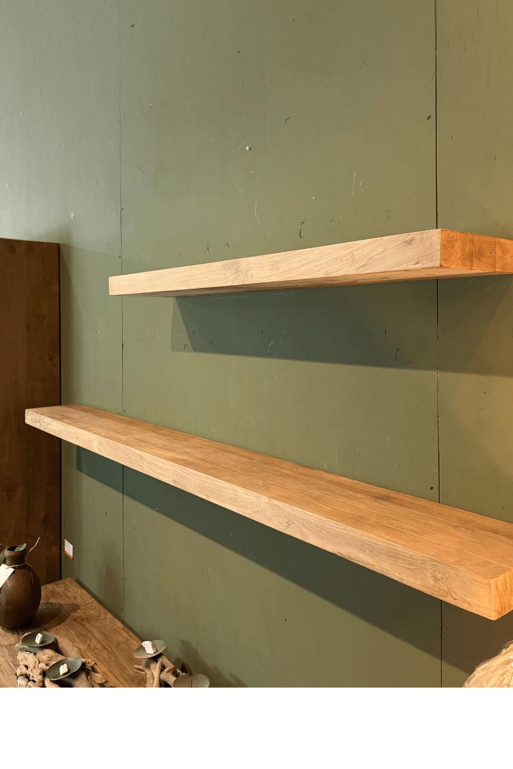 Teak houten plank zwevend zonder beugels