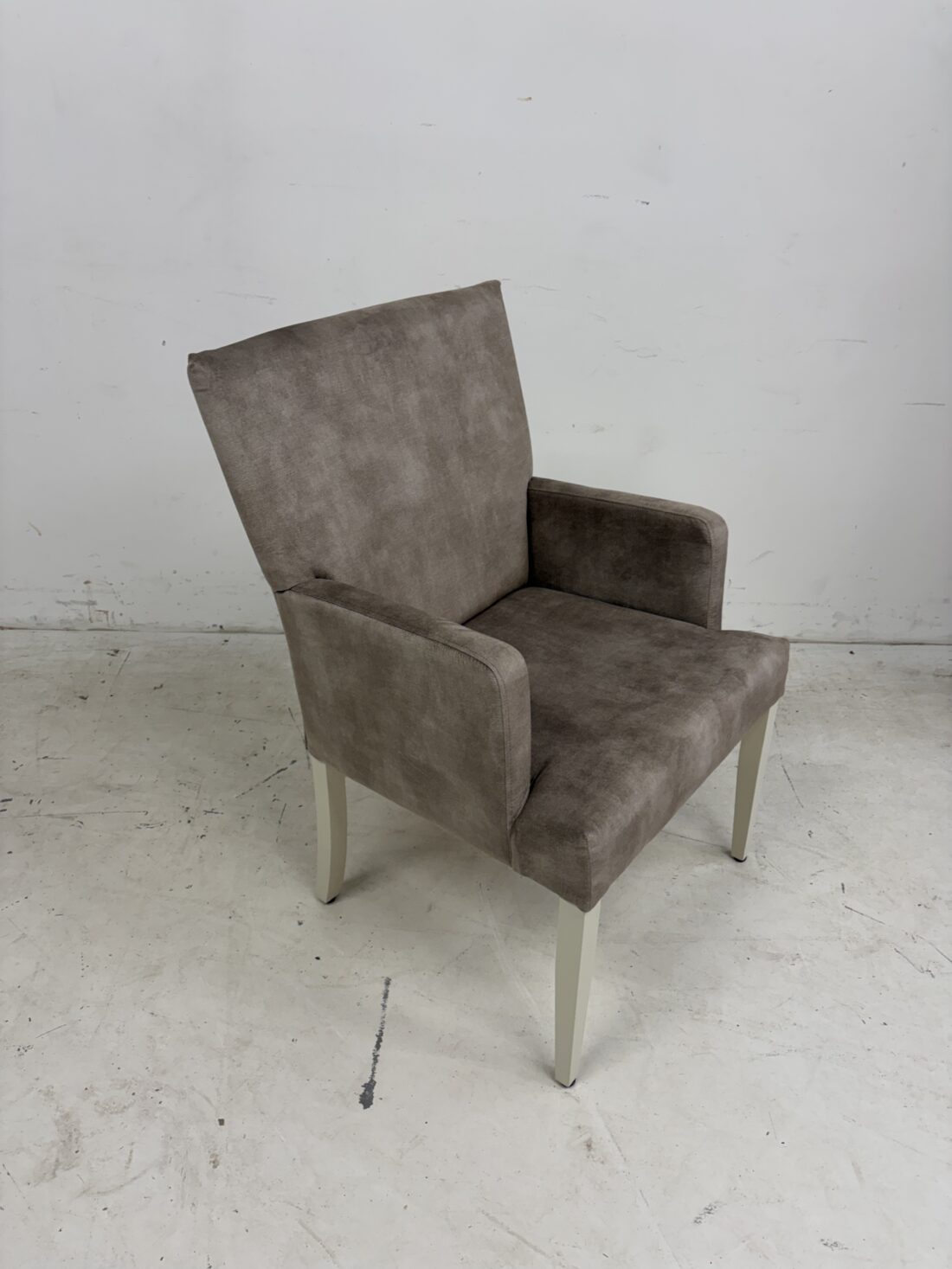 Luxe eetkamerstoel met armleuning Beige en creme wit kleurige poten