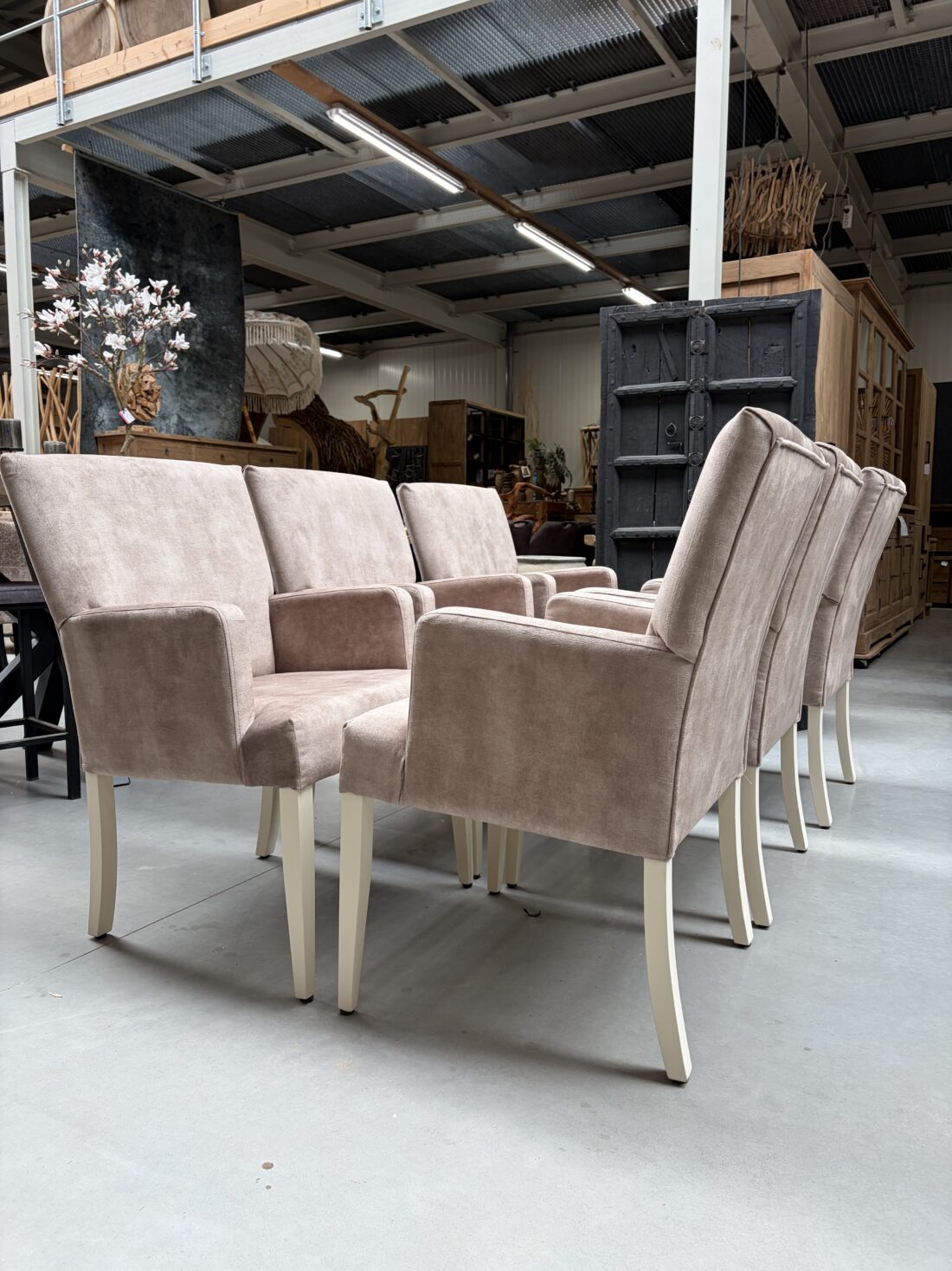 Luxe eetkamerstoel met armleuning Beige en creme wit kleurige poten