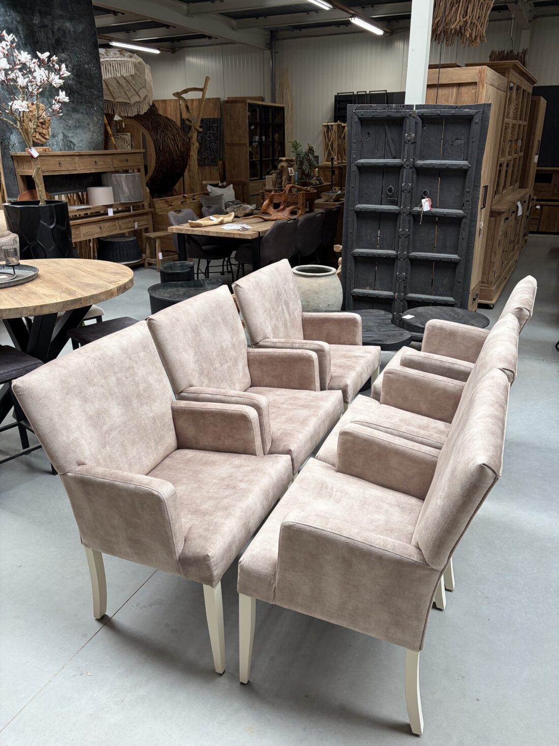 Luxe eetkamerstoel met armleuning Beige en creme wit kleurige poten