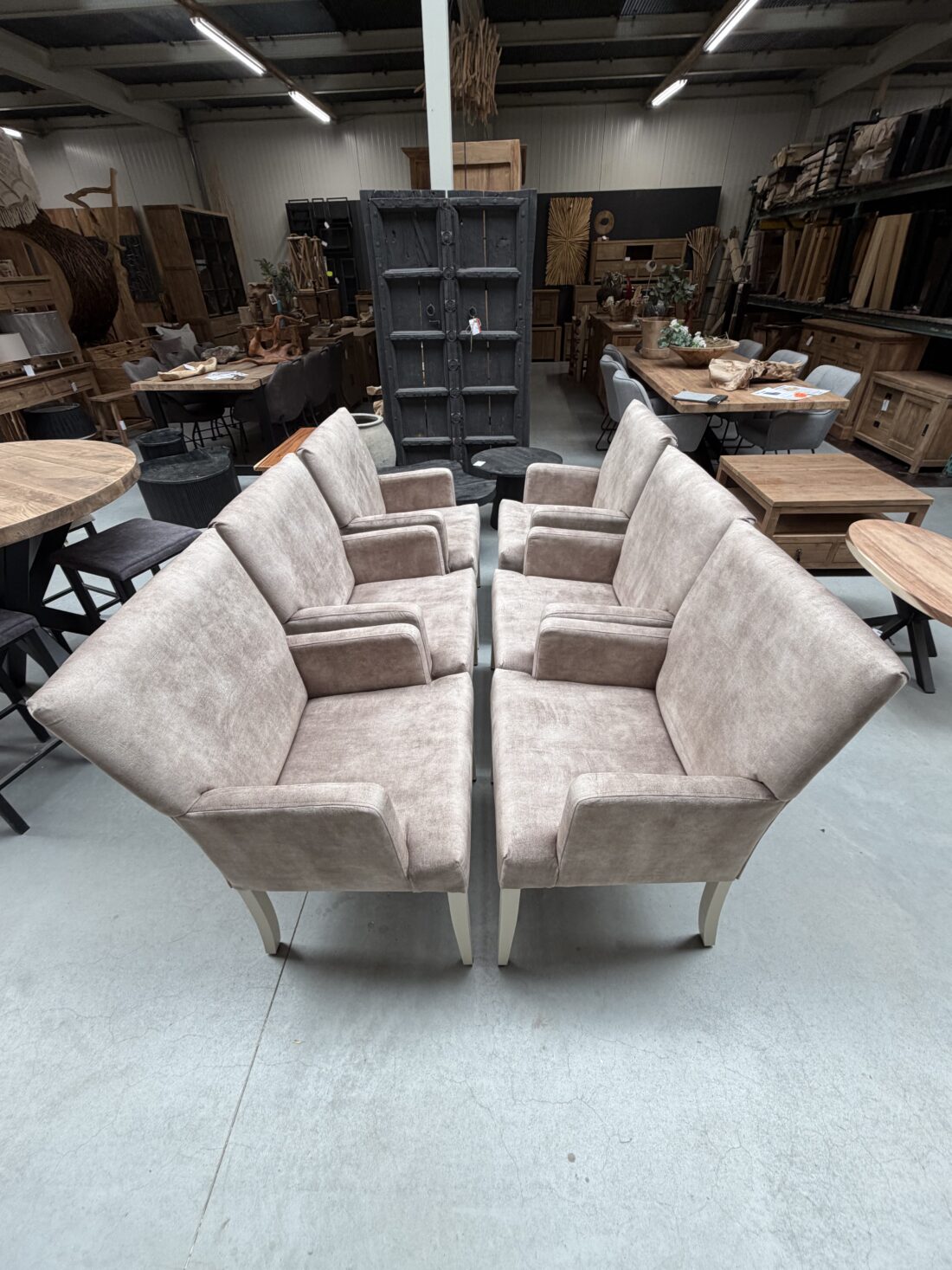 Luxe eetkamerstoel met armleuning Beige en creme wit kleurige poten