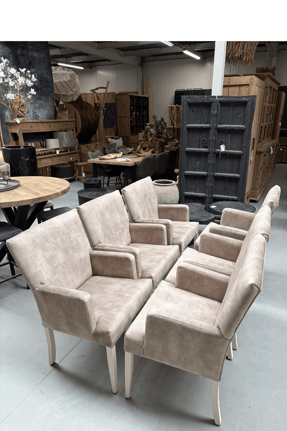 Luxe eetkamerstoel met armleuning Beige en creme wit kleurige poten