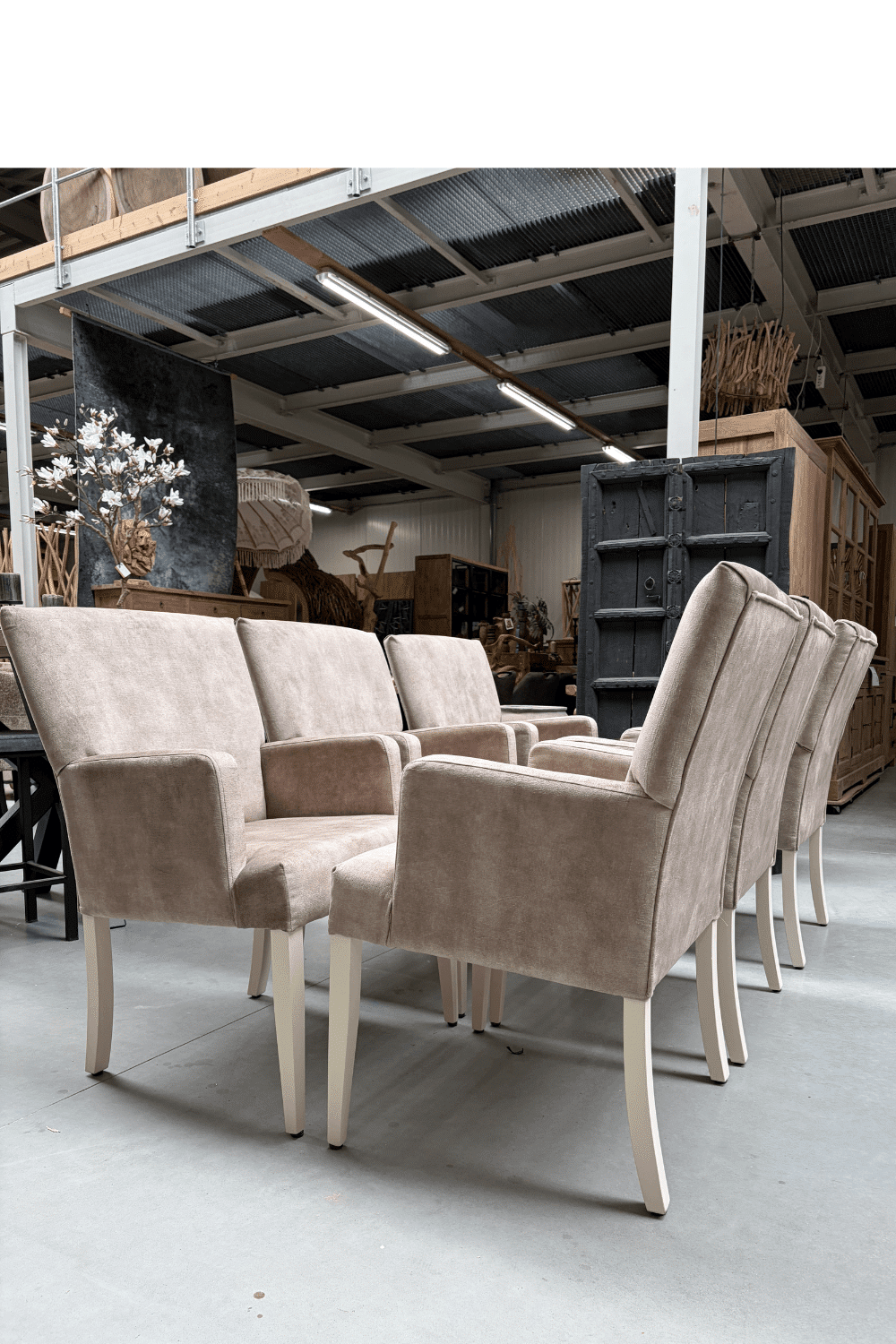Luxe eetkamerstoel met armleuning Beige en creme wit kleurige poten