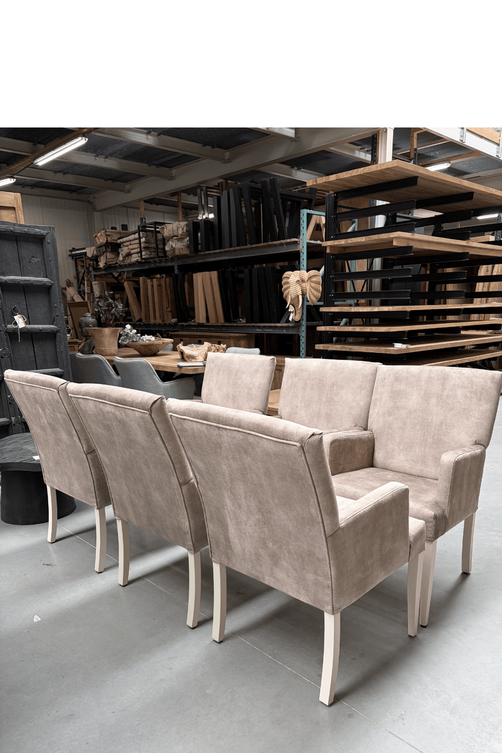 Luxe eetkamerstoel met armleuning Beige en creme wit kleurige poten