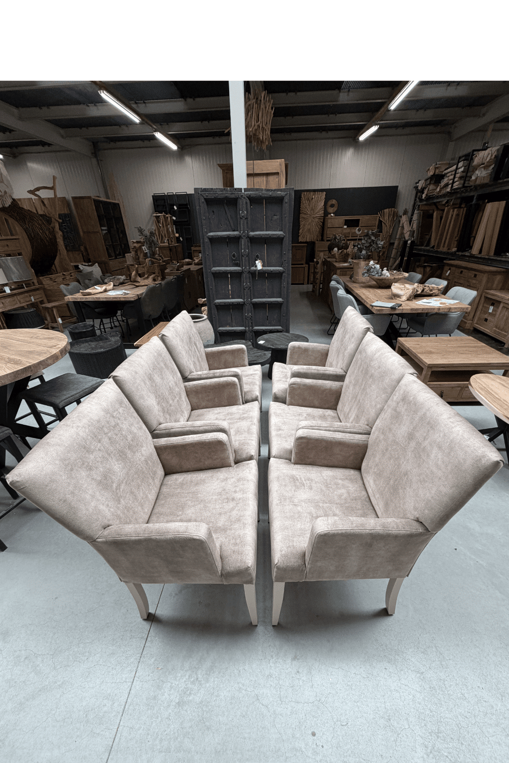 Luxe eetkamerstoel met armleuning Beige en creme wit kleurige poten
