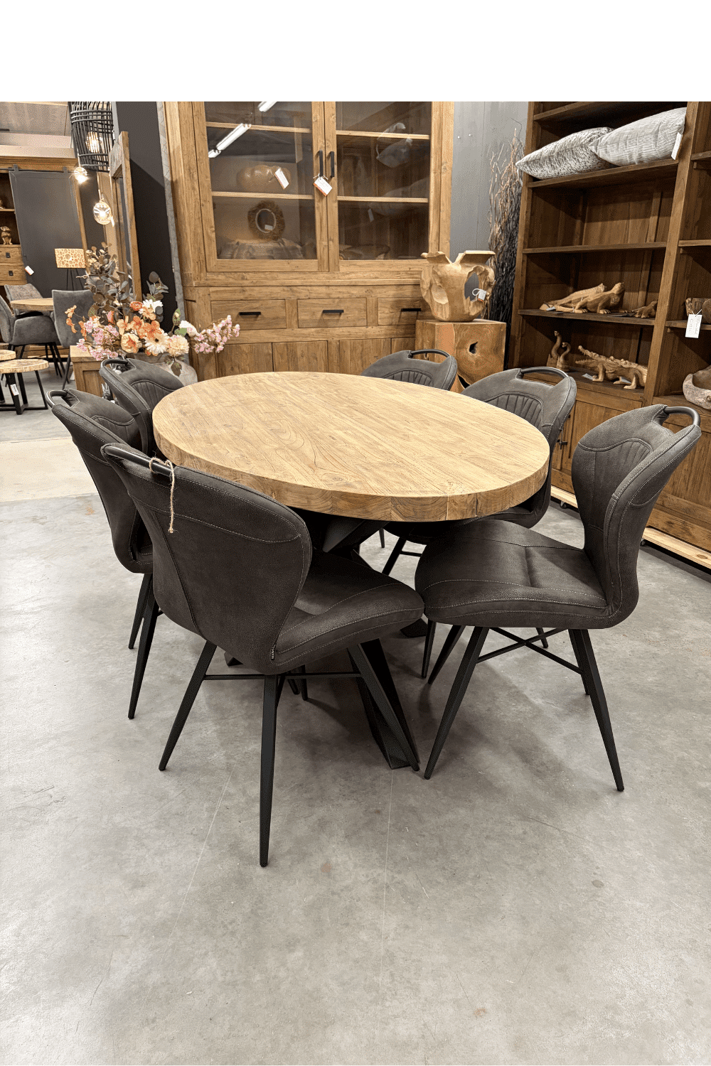 Teak houten ovale eettafel met zwart metalen matrix poot