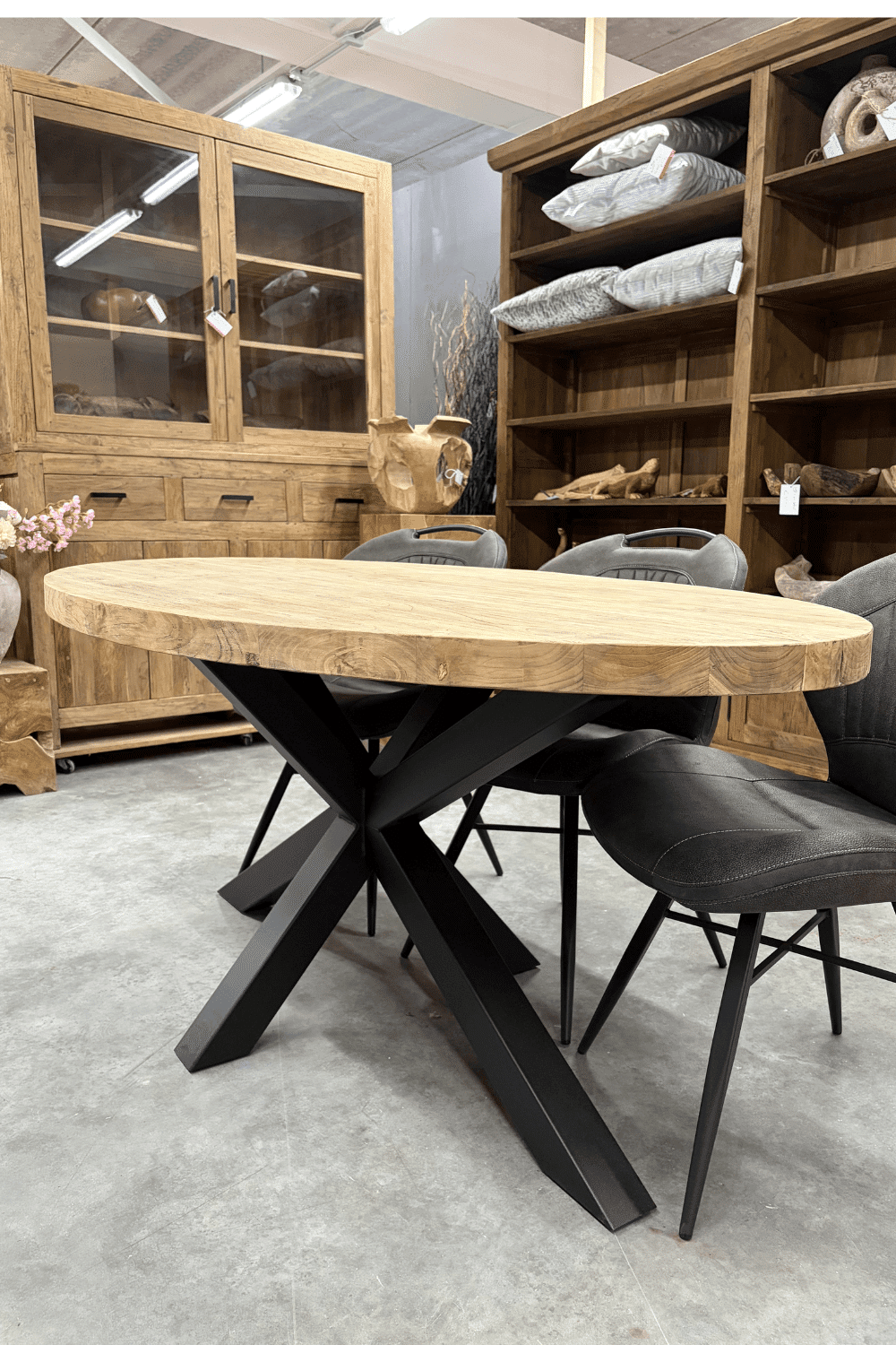Teak houten ovale eettafel met zwart metalen matrix poot