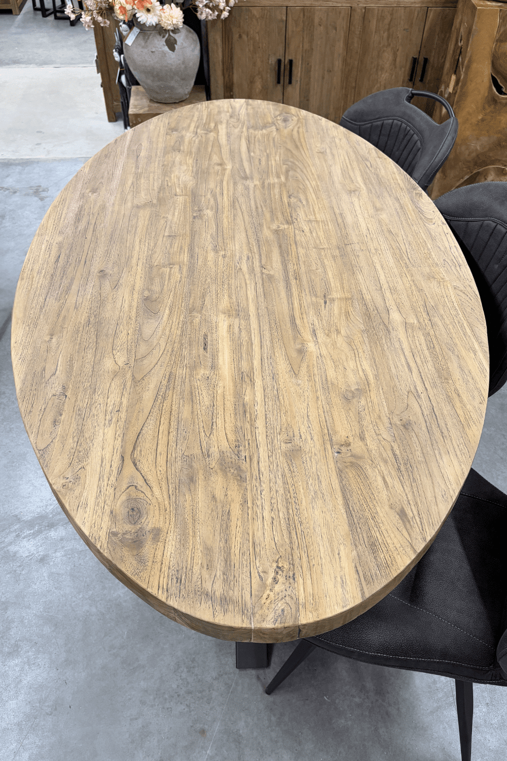Teak houten ovale eettafel met zwart metalen matrix poot