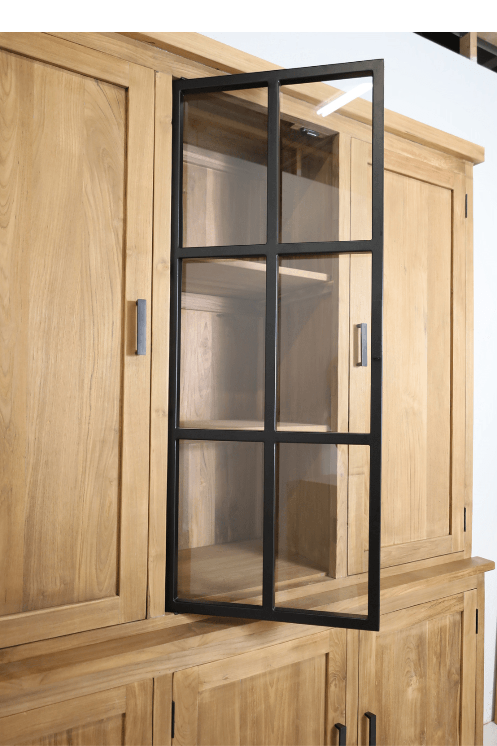 vitrinekast teak hout smooth met 1 metalen stal deur 165x50x220 cm
