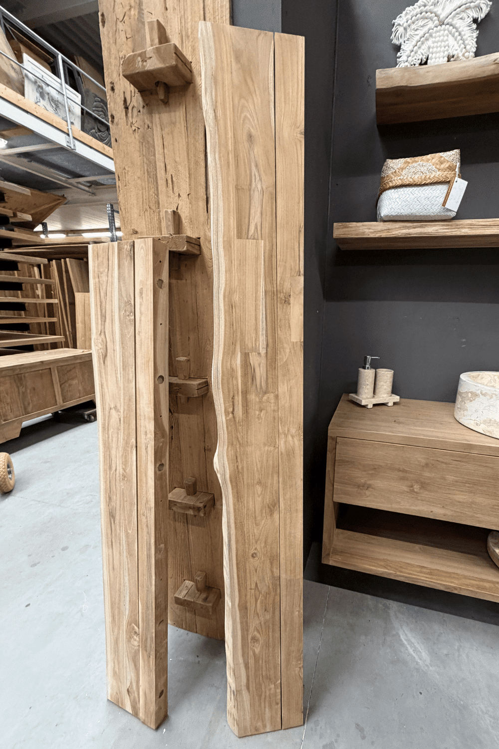 Teak houten zwevende planken met boomstam kant Teak houten zwevende planken met boomstam kant