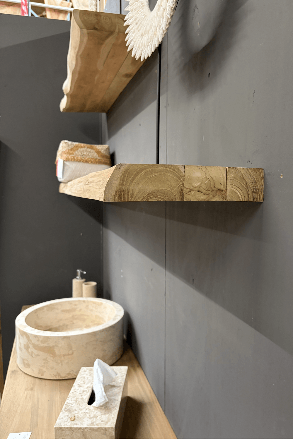 Teak houten zwevende planken met boomstam kant Teak houten zwevende planken met boomstam kant