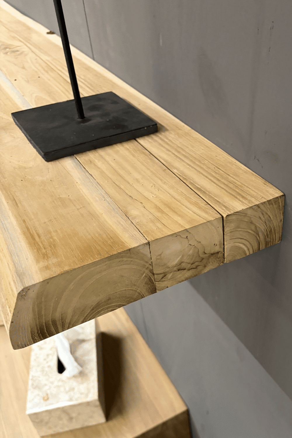 Teak houten zwevende planken met boomstam kant Teak houten zwevende planken met boomstam kant