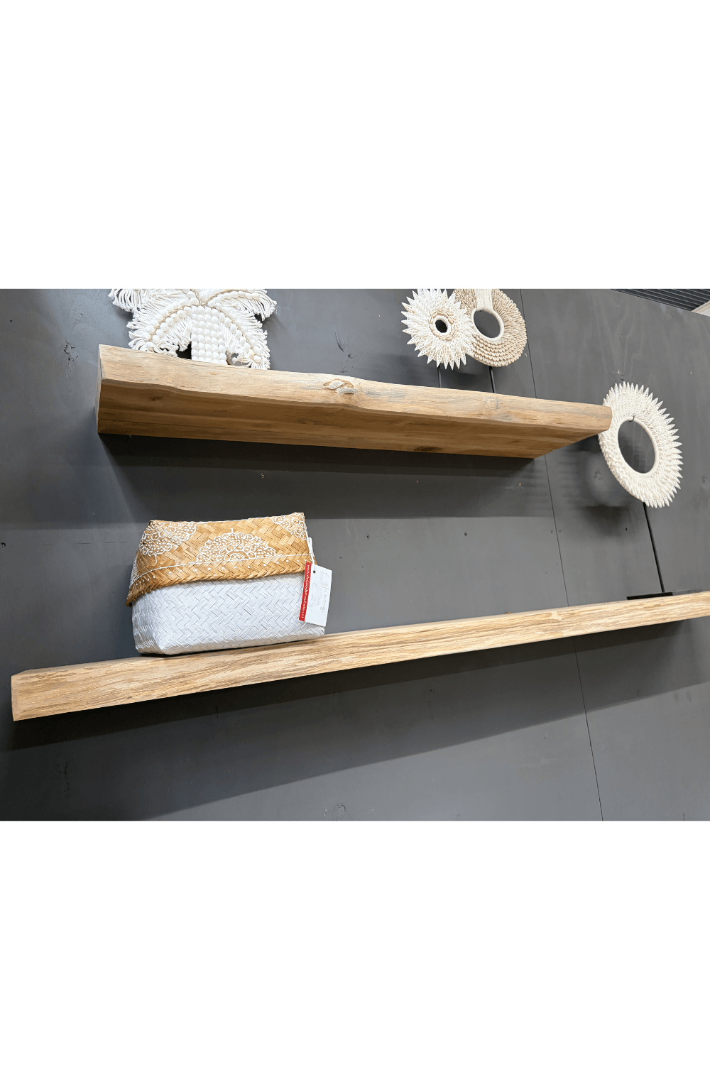 Teak houten zwevende planken met boomstam kant Teak houten zwevende planken met boomstam kant