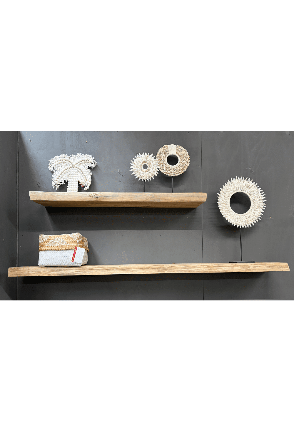 Teak houten zwevende planken met boomstam kant Teak houten zwevende planken met boomstam kant