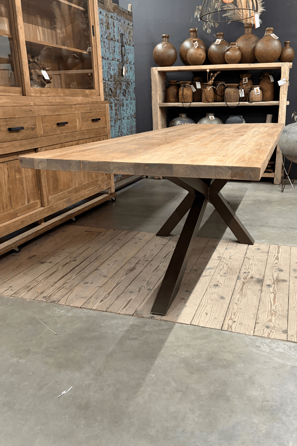 Teak houten eettafel 260 cm met een anodic brown metalen matrix spin poot Teak houten eettafel 260 cm met een anodic brown metalen matrix spin poot