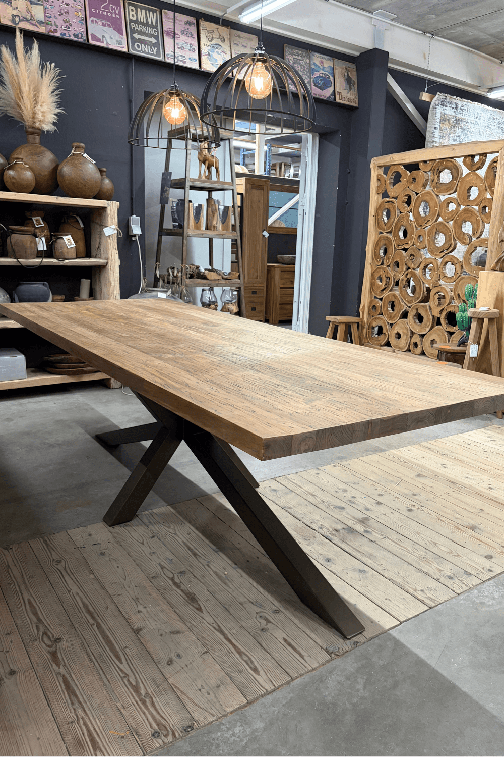 Teak houten eettafel 260 cm met een anodic brown metalen matrix spin poot Teak houten eettafel 260 cm met een anodic brown metalen matrix spin poot